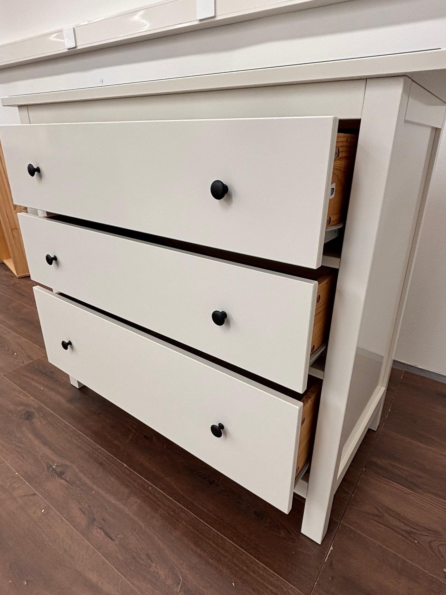 Ikea Hemnes lipasto lasilevyllä Kalustori
