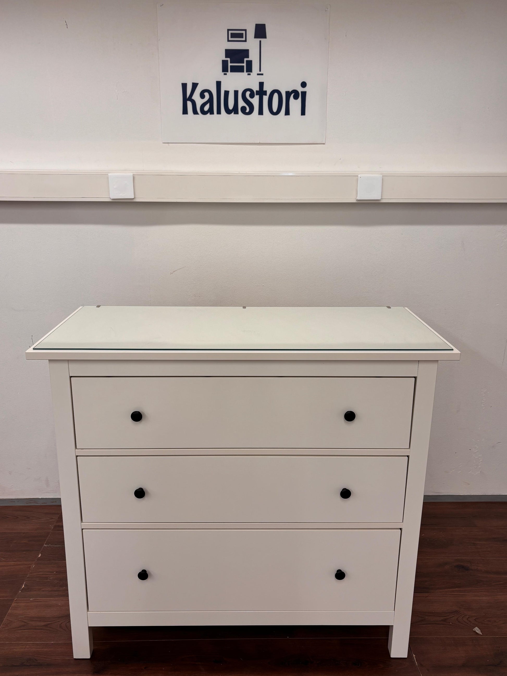 Ikea Hemnes lipasto lasilevyllä Kalustori