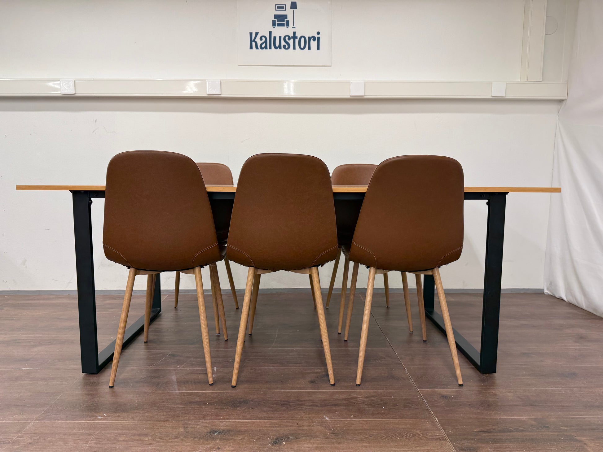 Jysk Ruokapöytä ja JONSTRUP Ruokapöydän tuolit Kalustori
