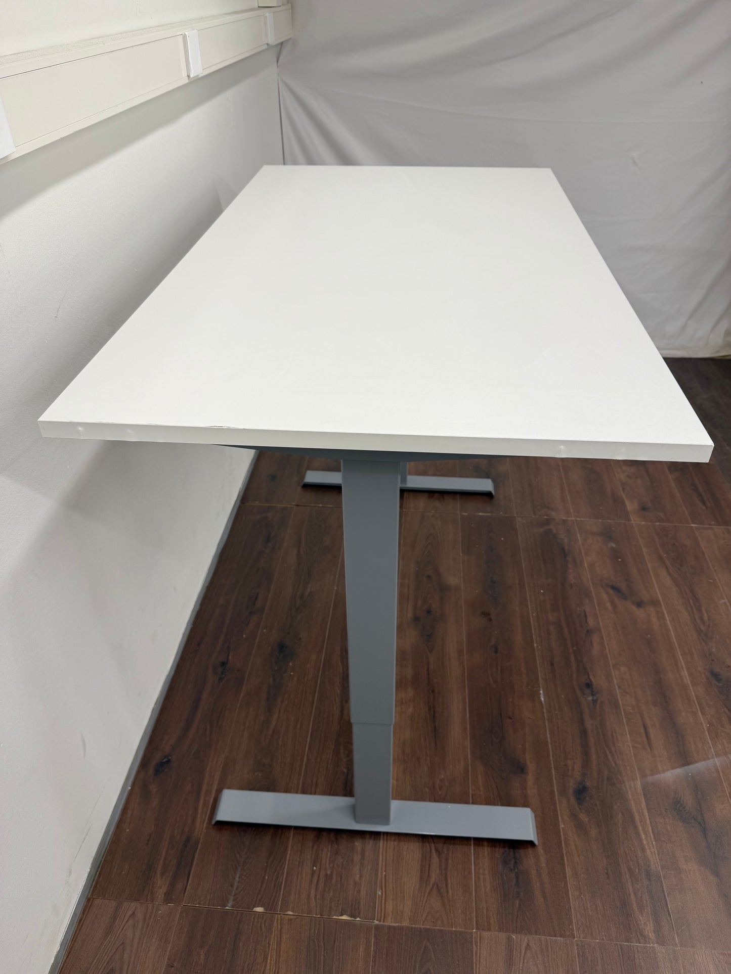 Isku Työpöytä, säädettävä, sähköinen valkoinen, 140x70 cm Kalustori