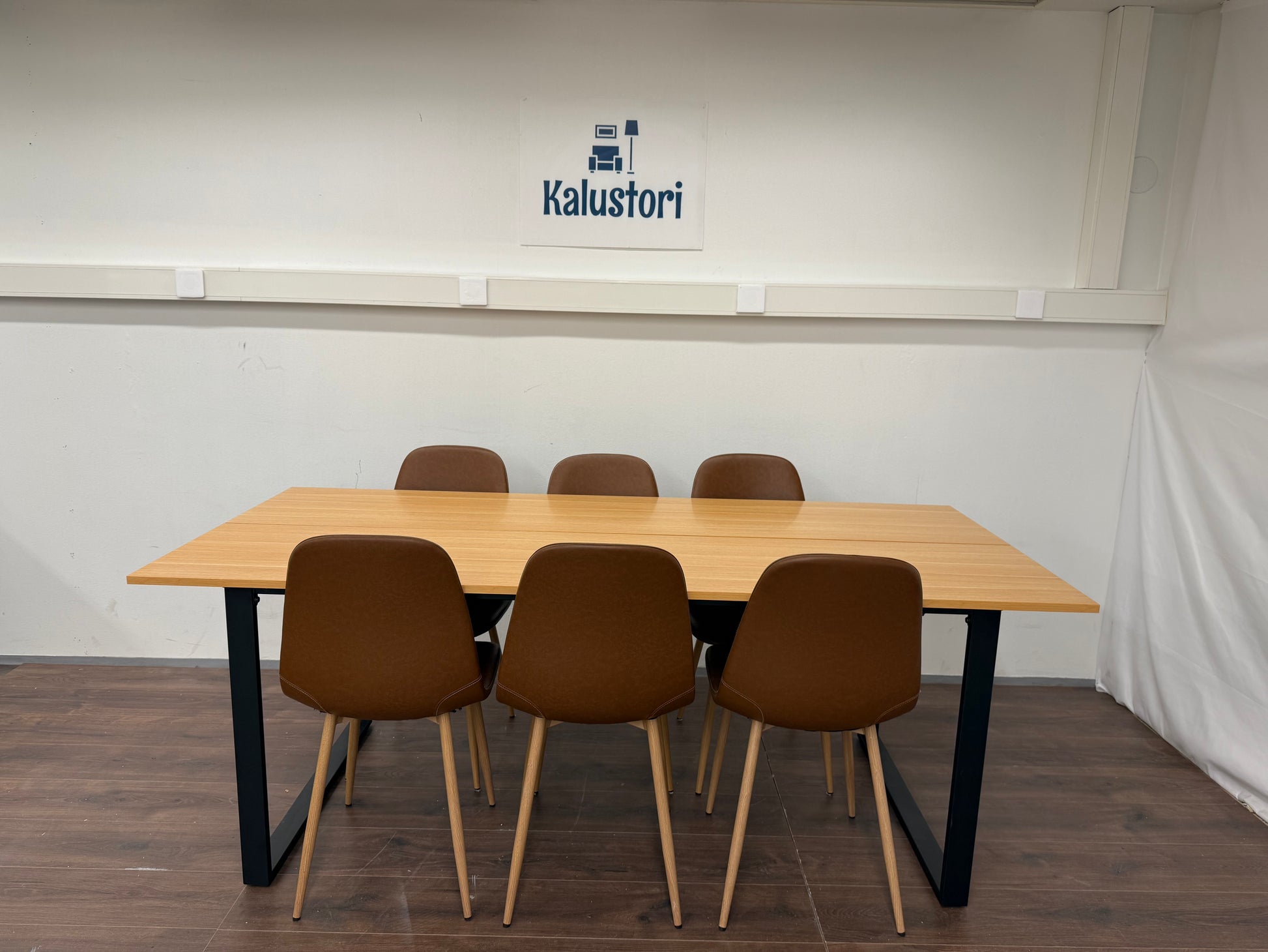 Jysk Ruokapöytä ja JONSTRUP Ruokapöydän tuolit Kalustori