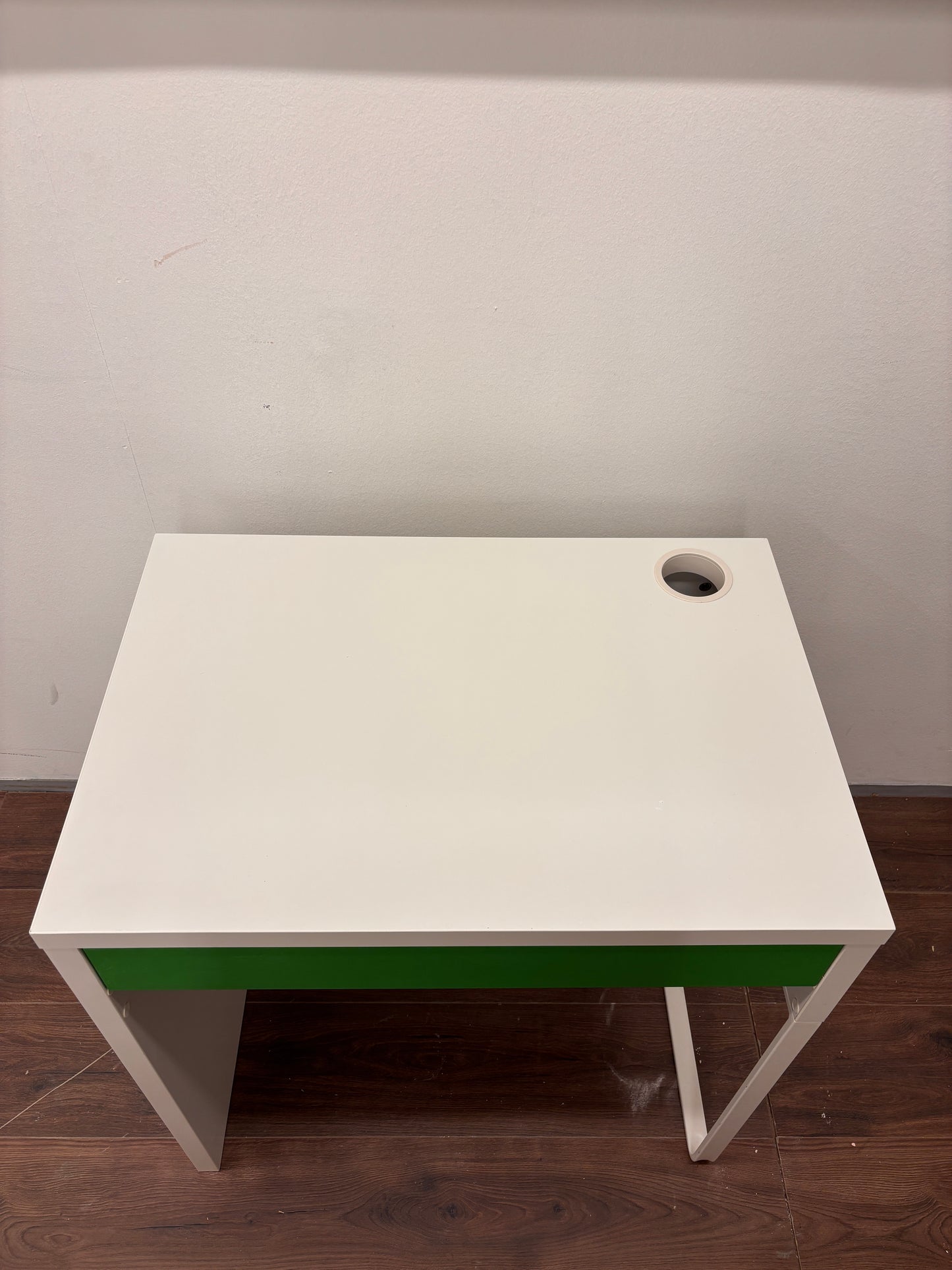 Ikea MICKE Työpöytä, Kalustori