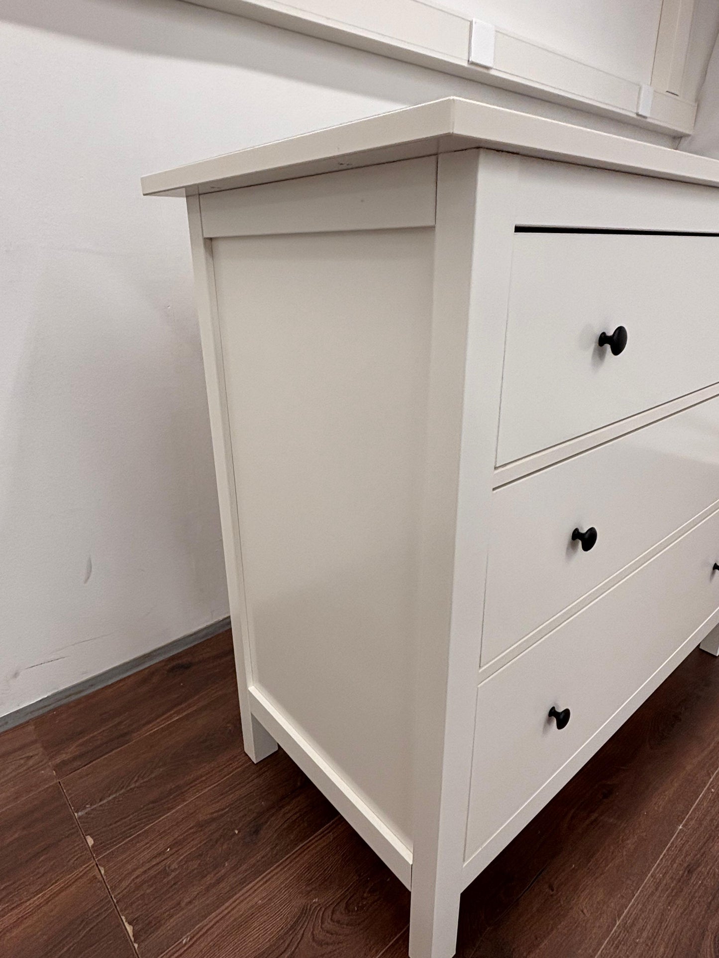 Ikea Hemnes lipasto lasilevyllä Kalustori