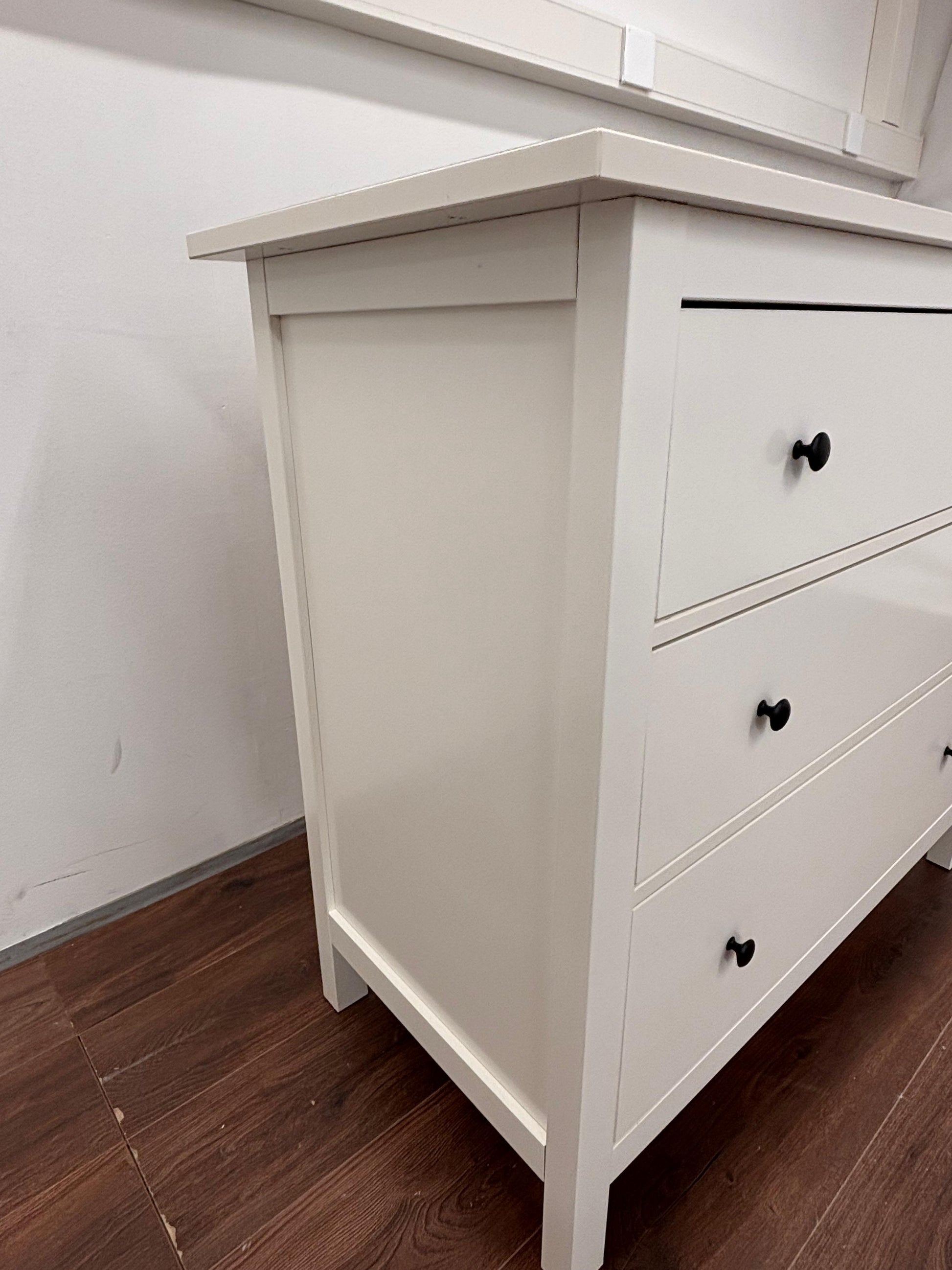 Ikea Hemnes lipasto lasilevyllä Kalustori