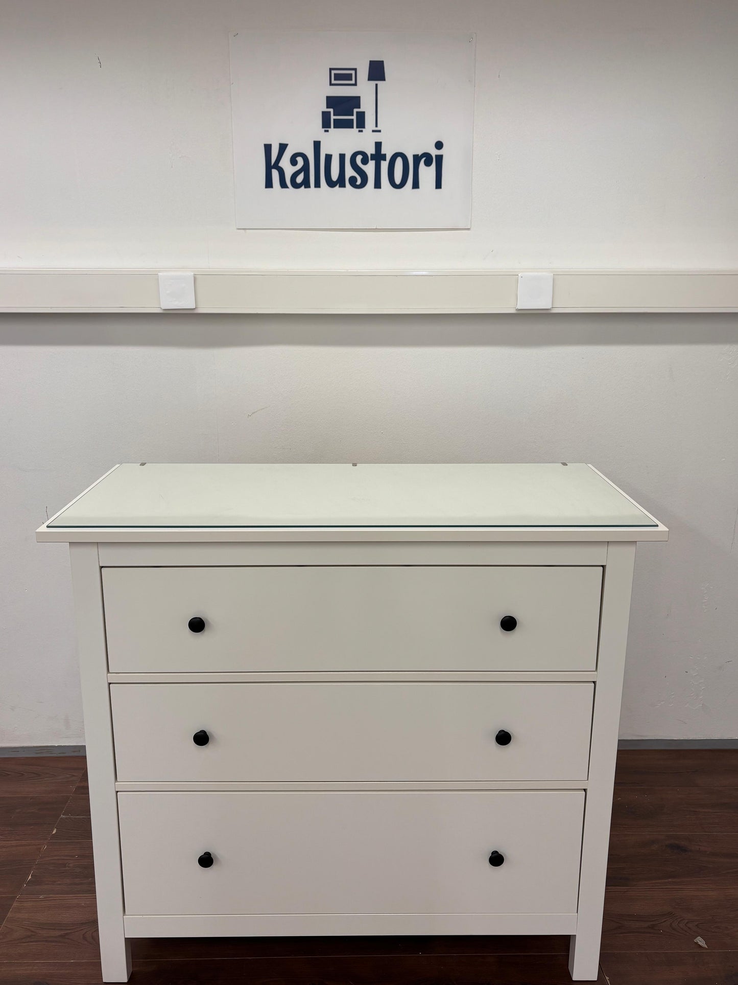 Ikea Hemnes lipasto lasilevyllä Kalustori