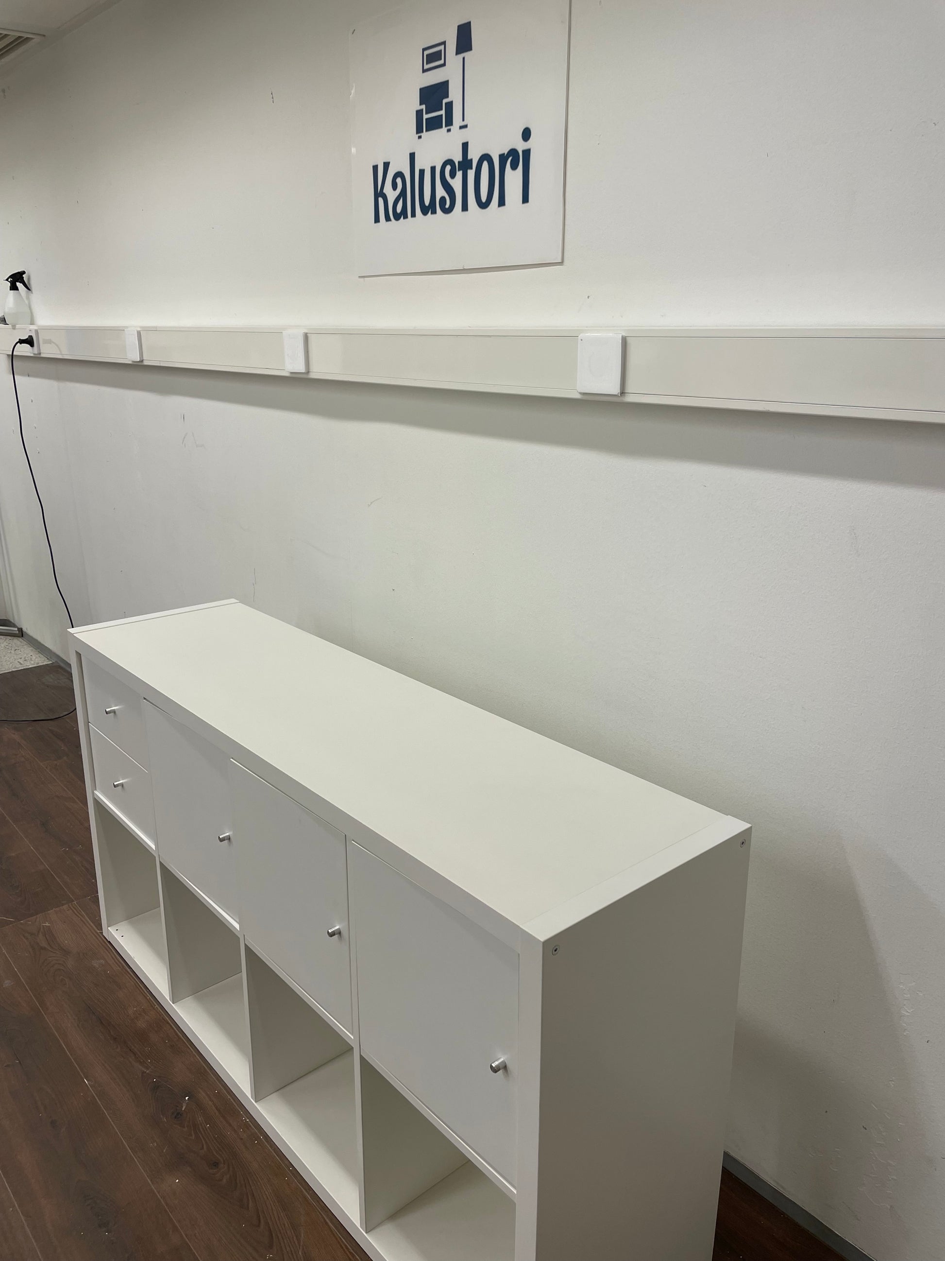 IKEA KALLAX Hylly ja 4 sisustetta, valkoinen Kalustori