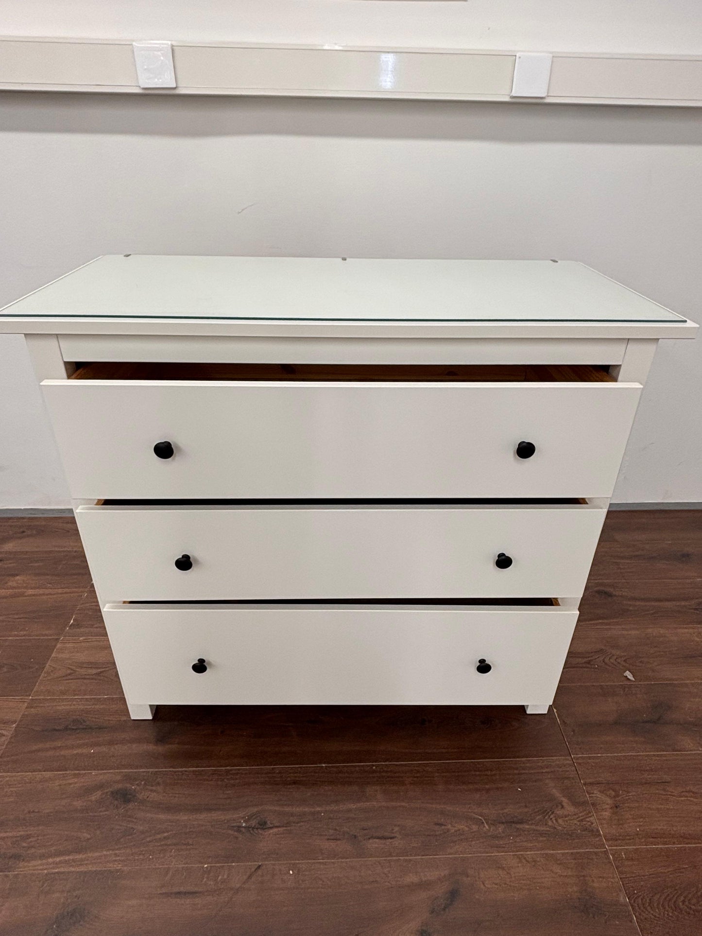 Ikea Hemnes lipasto lasilevyllä Kalustori