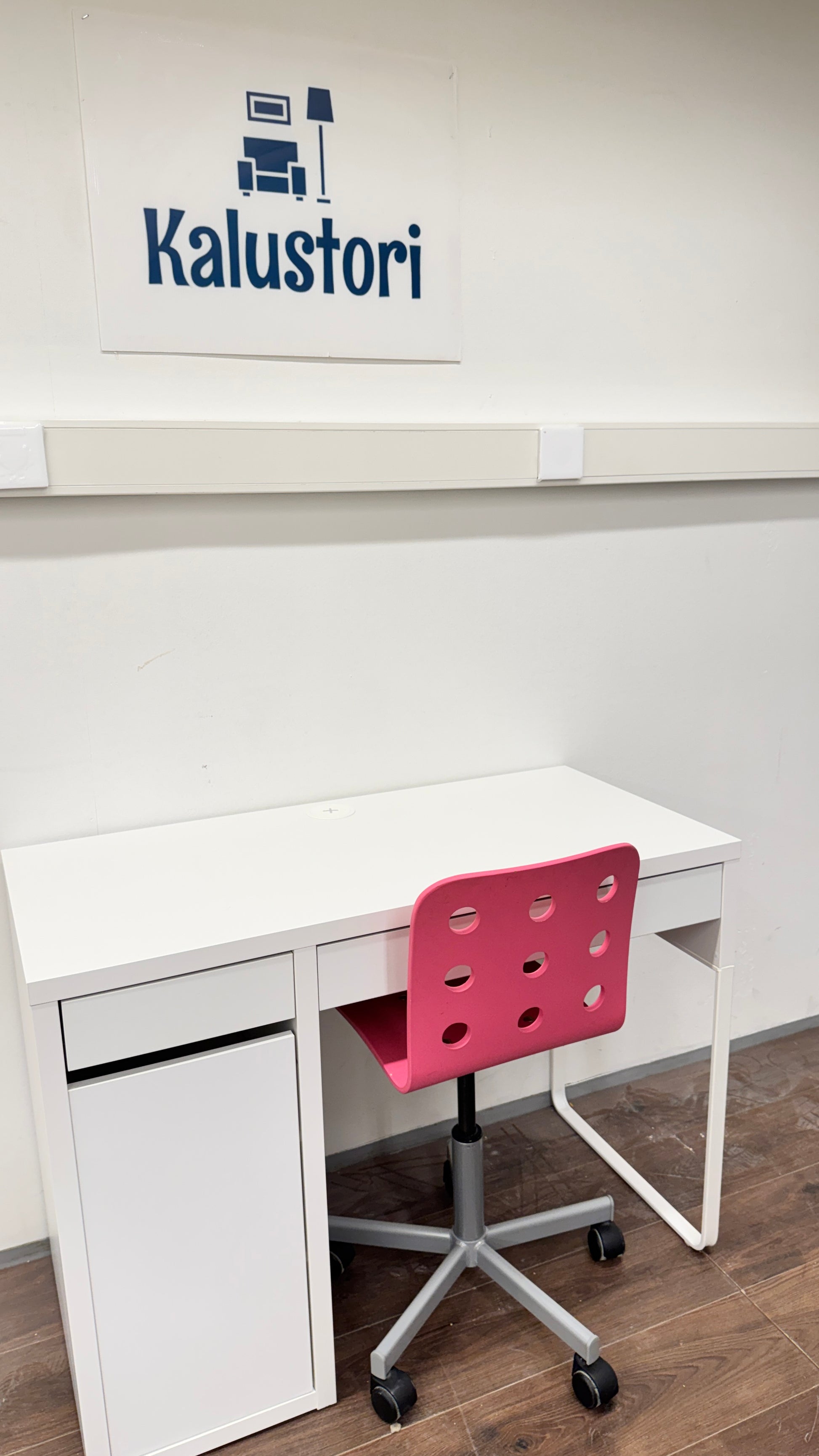 Ikea MICKE Työpöytä, valkoinen, 105x50 cm ja Ikea jules lasten työtuoli Kalustori