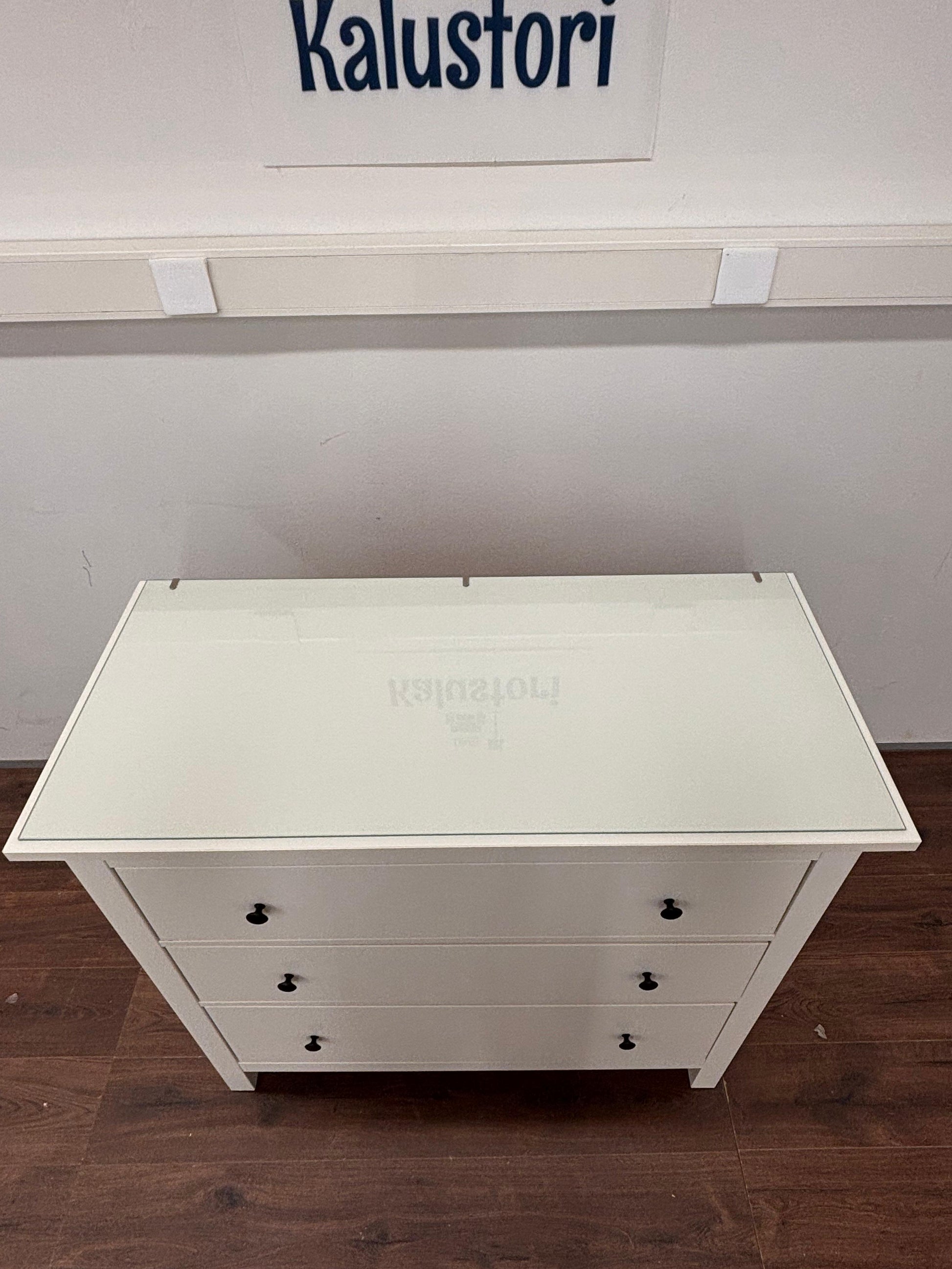 Ikea Hemnes lipasto lasilevyllä Kalustori