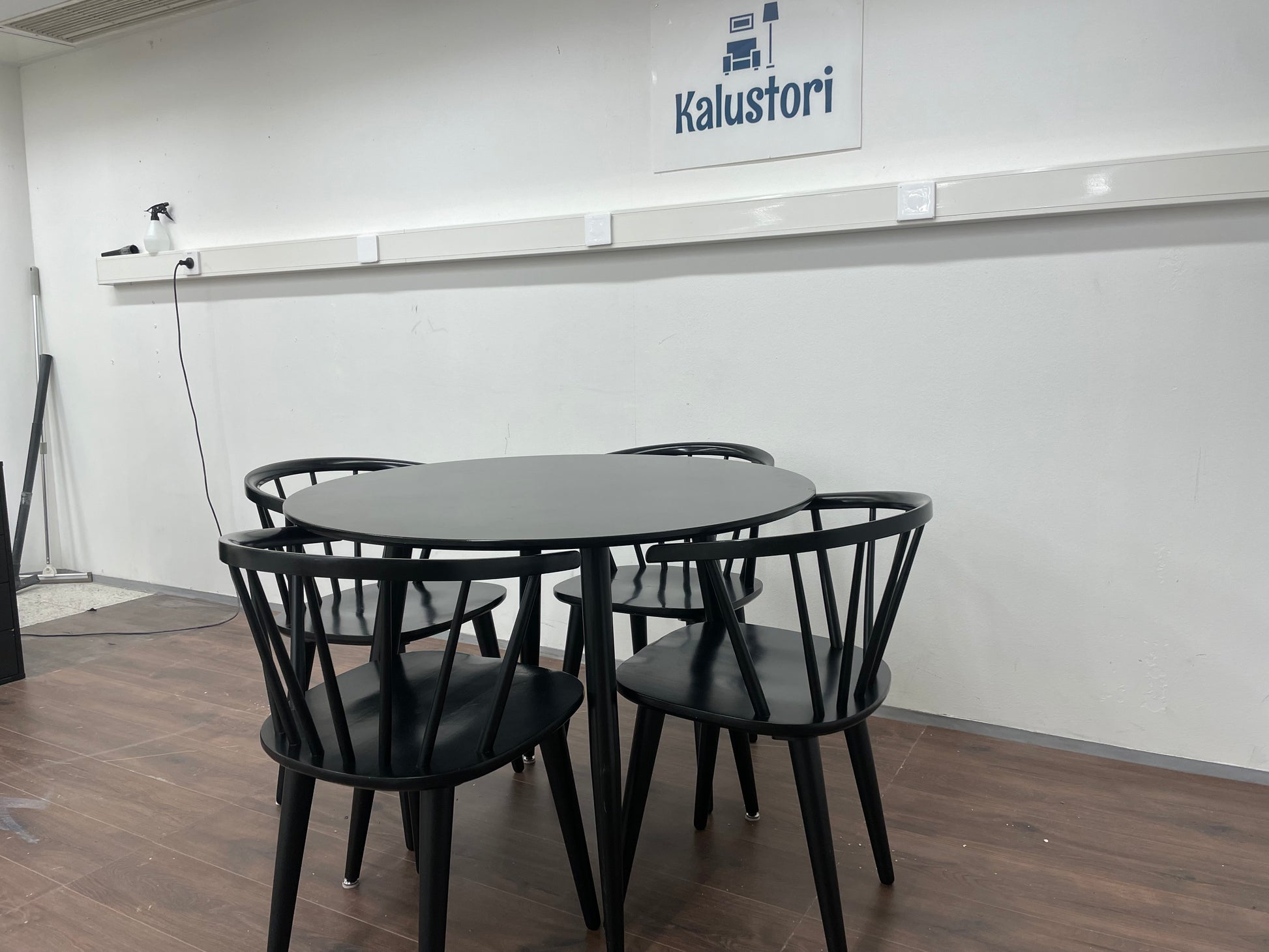 Pyöreä ruokailuryhmä neljälle Yumi-Carmen musta-musta, Rowico Kalustori