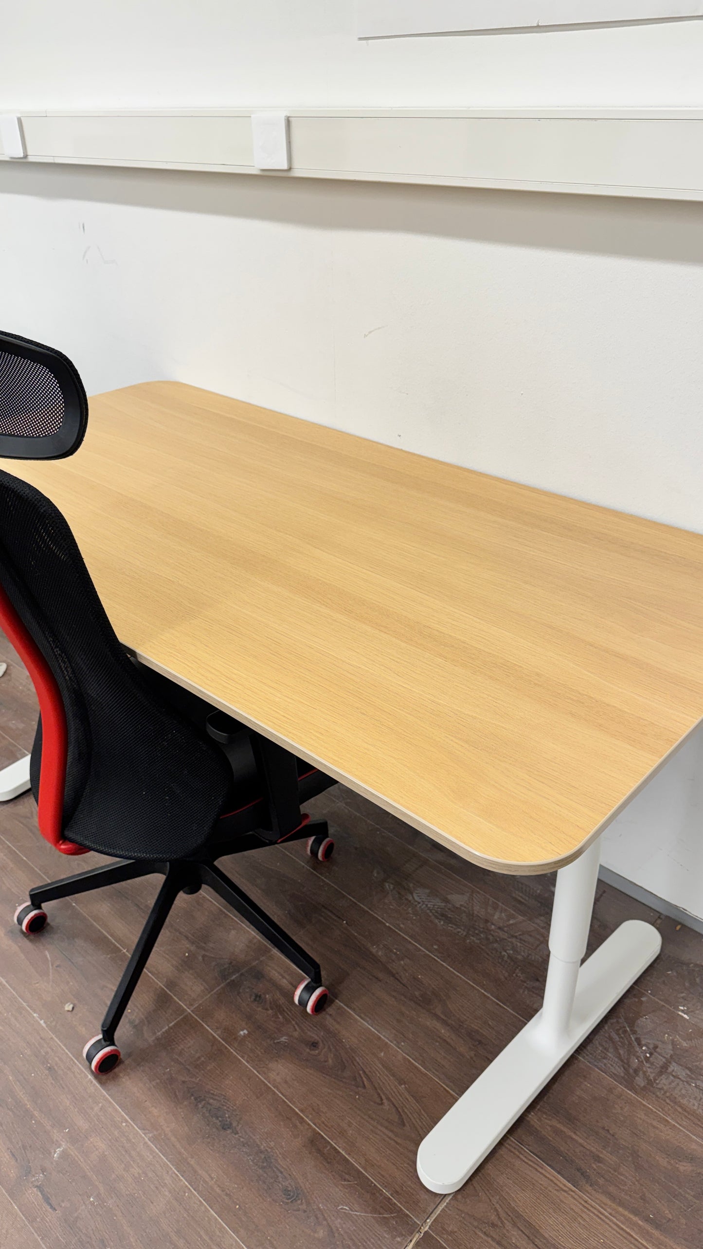 Ikea Bekant Työpöytä ja Ikea MATCHSPEL Gaming chair, Bomstad black Kalustori