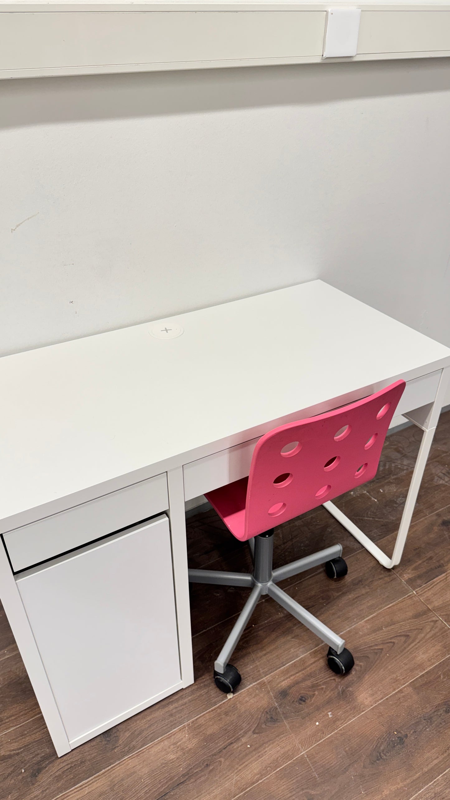 Ikea MICKE Työpöytä, valkoinen, 105x50 cm ja Ikea jules lasten työtuoli Kalustori