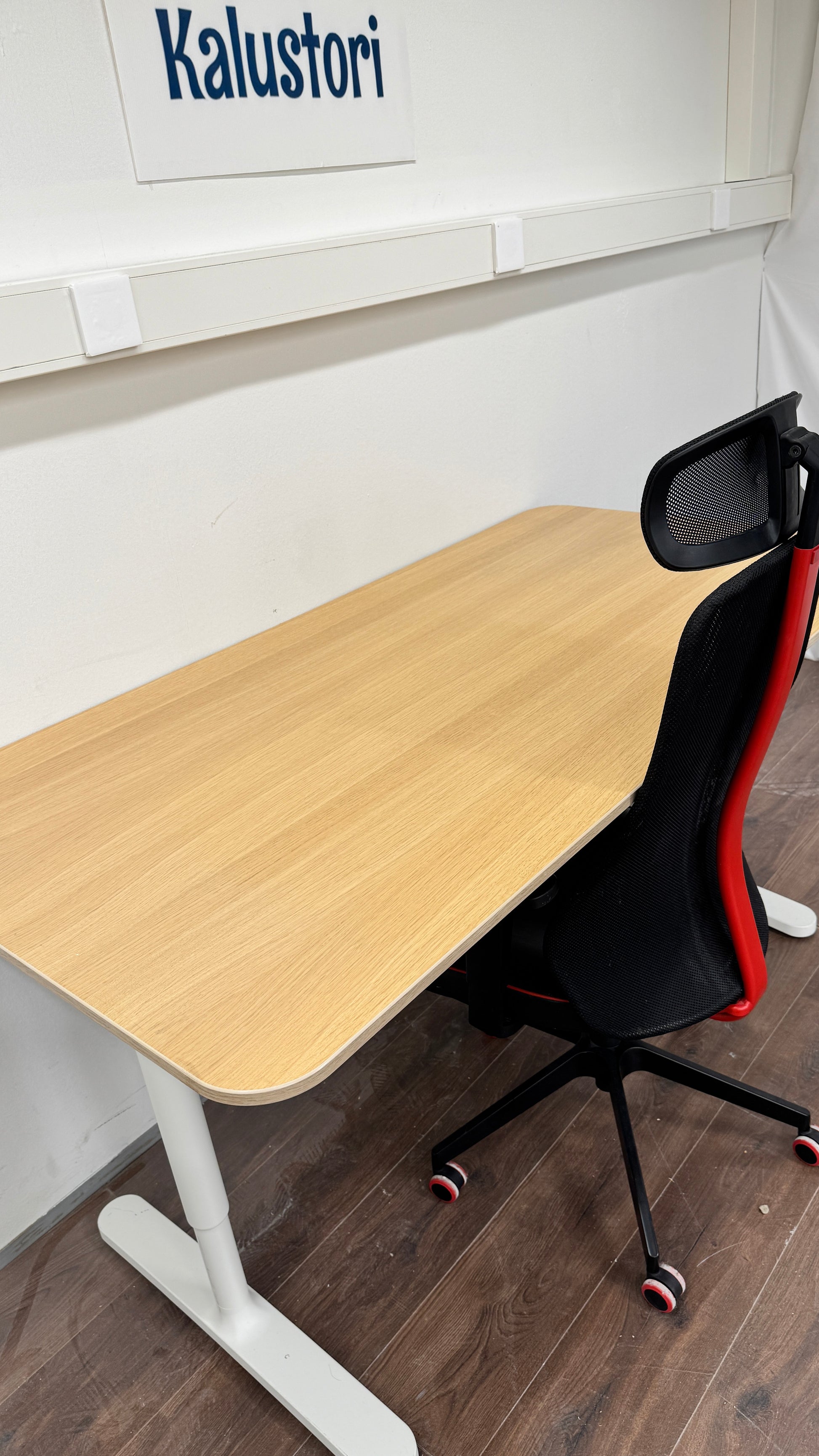 Ikea Bekant Työpöytä ja Ikea MATCHSPEL Gaming chair, Bomstad black Kalustori