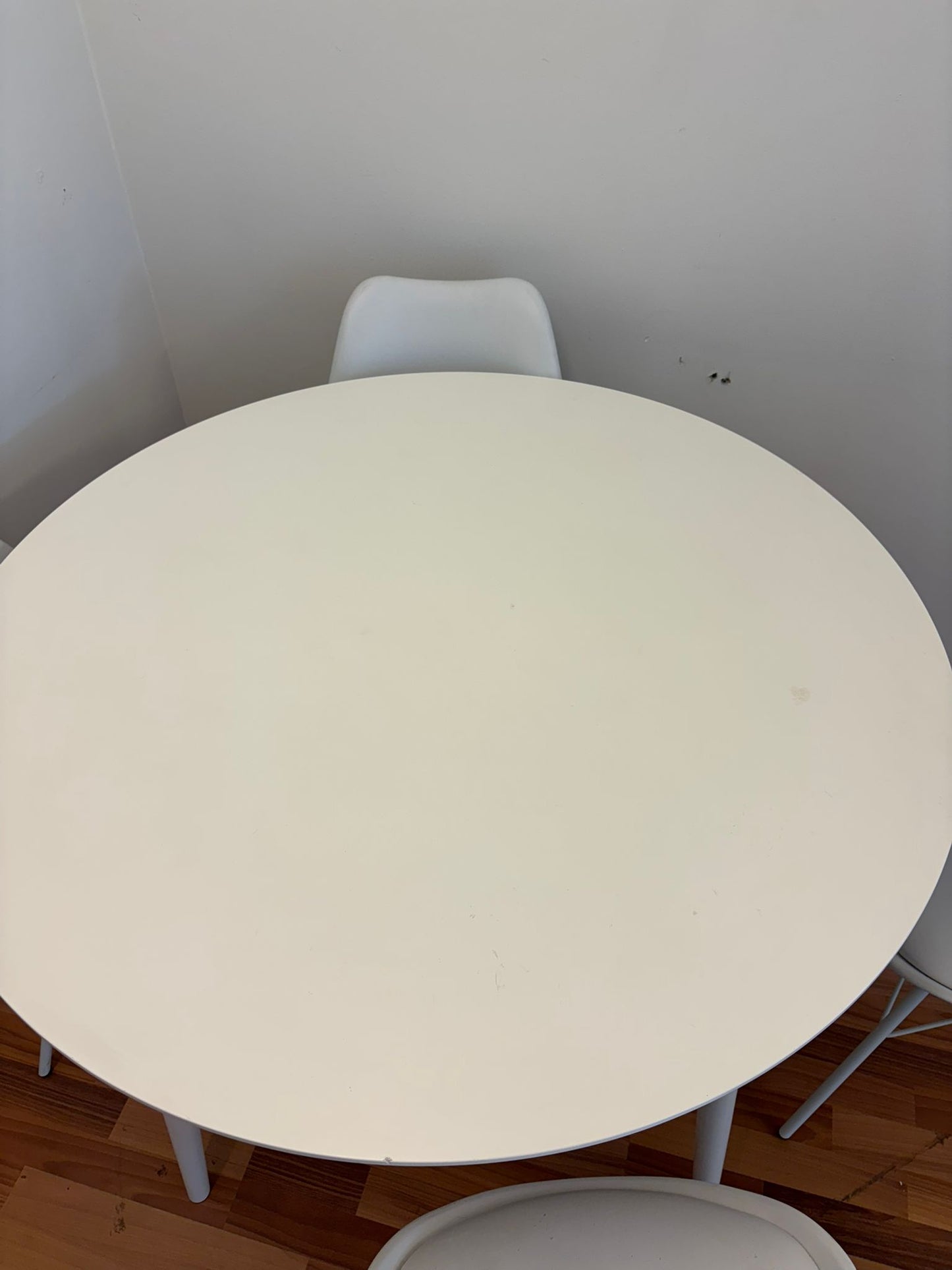 Valkoinen Ruokapöytä ja 4 Tuolia