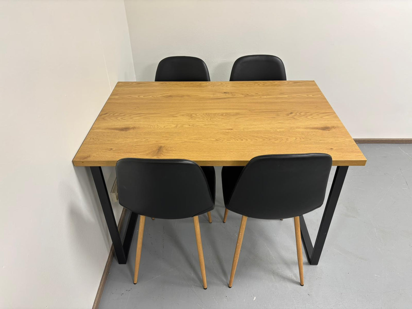 Jysk AABENRAA Ruokapöytä ja 4 Tuolia