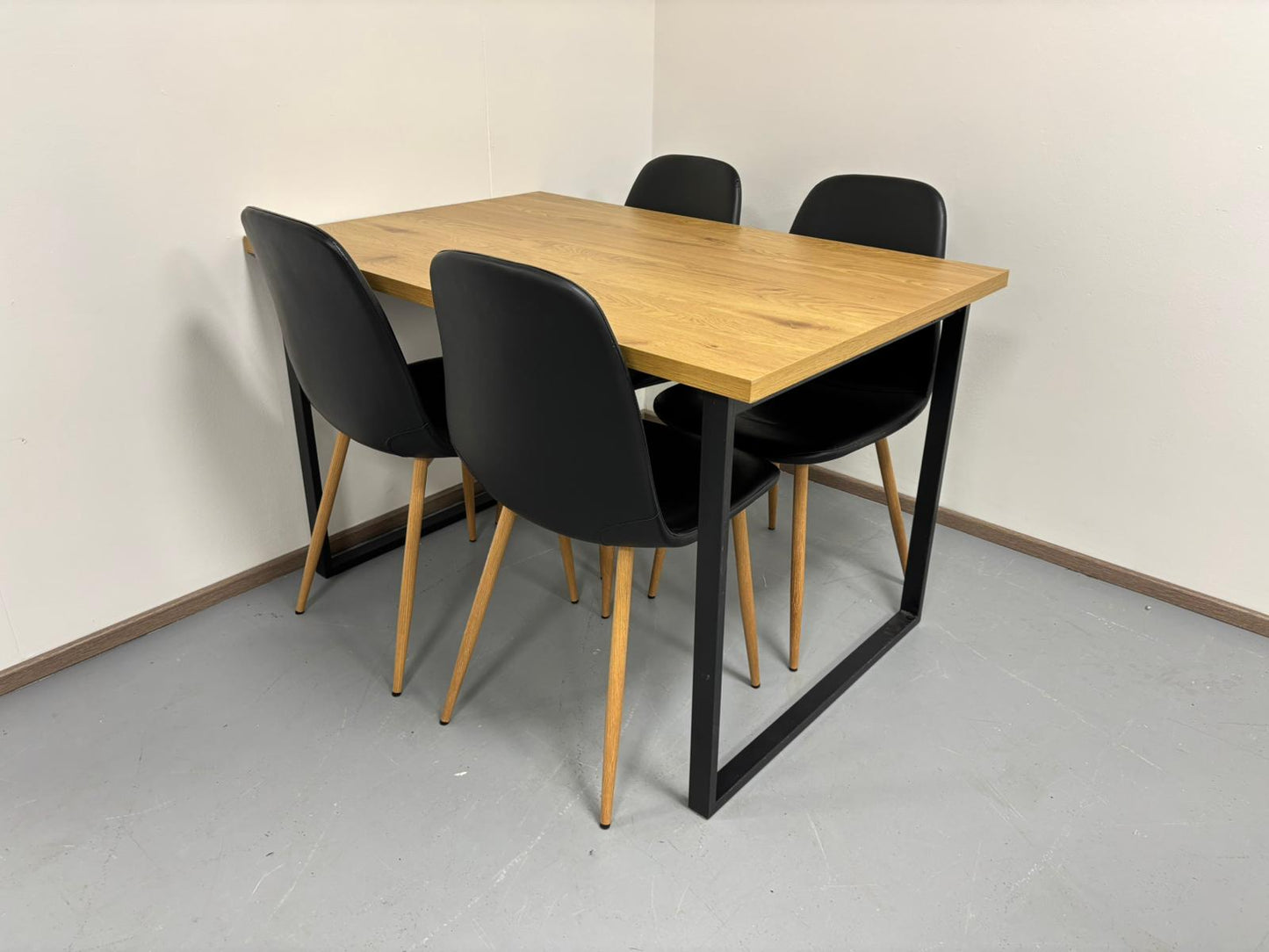 Jysk AABENRAA Ruokapöytä ja 4 Tuolia