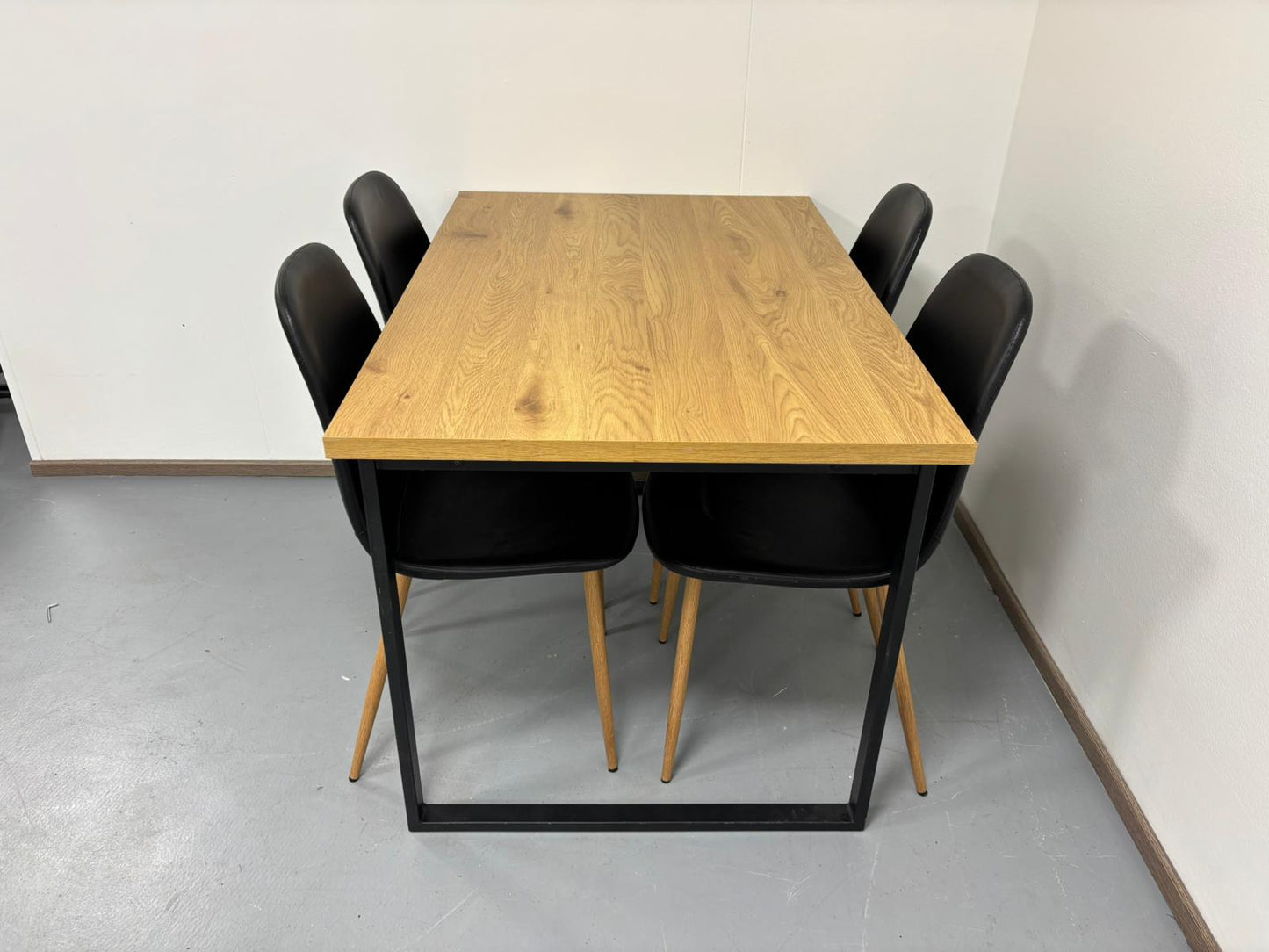 Jysk AABENRAA Ruokapöytä ja 4 Tuolia