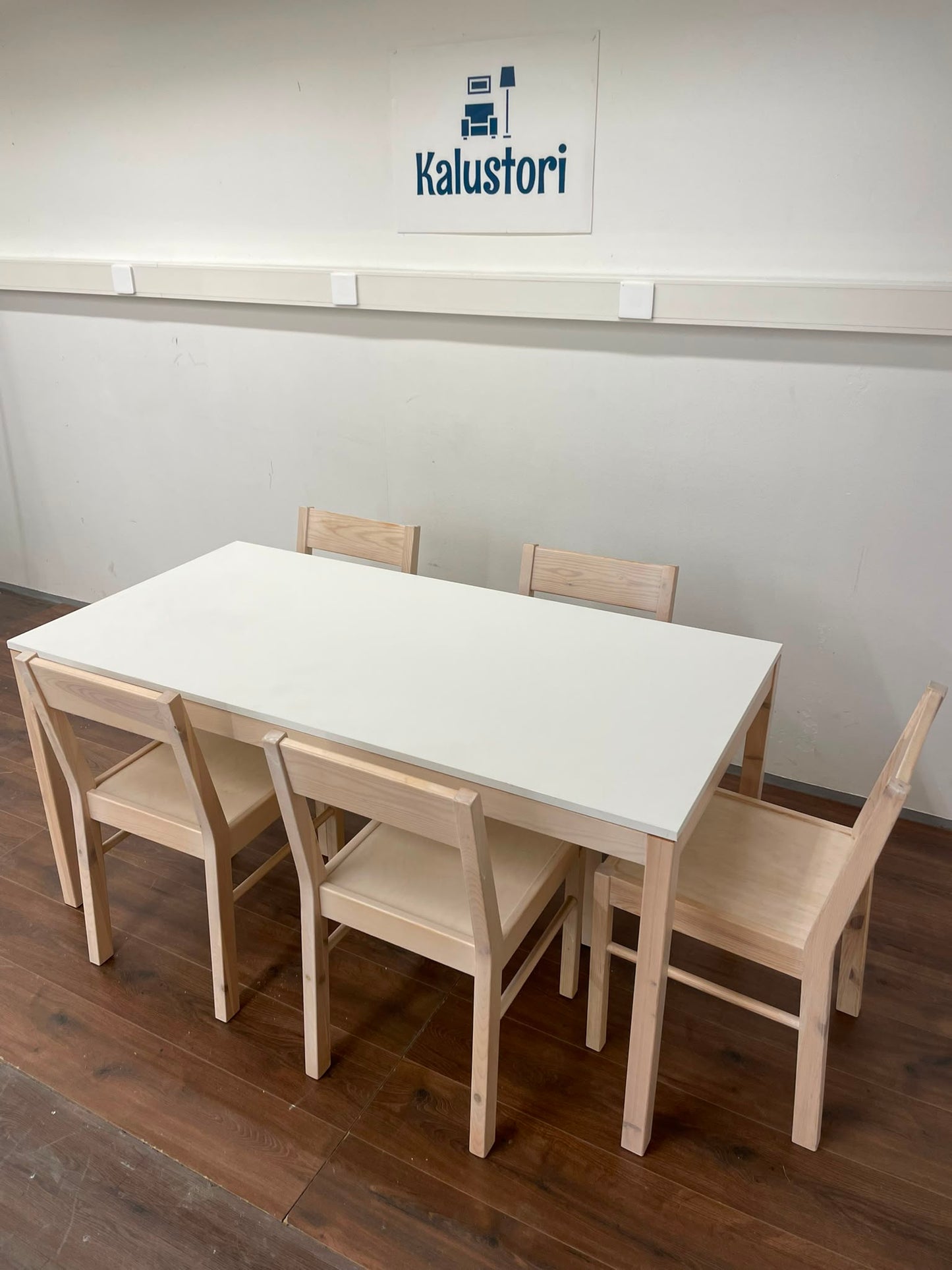Ruokapöytä ja 5 Tuolia Kalustori