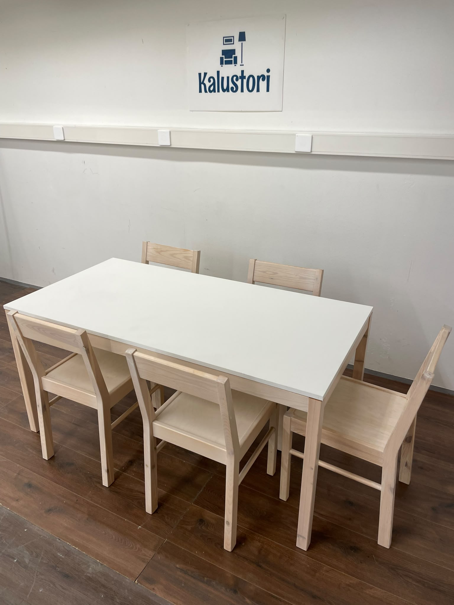 Ruokapöytä ja 5 Tuolia Kalustori