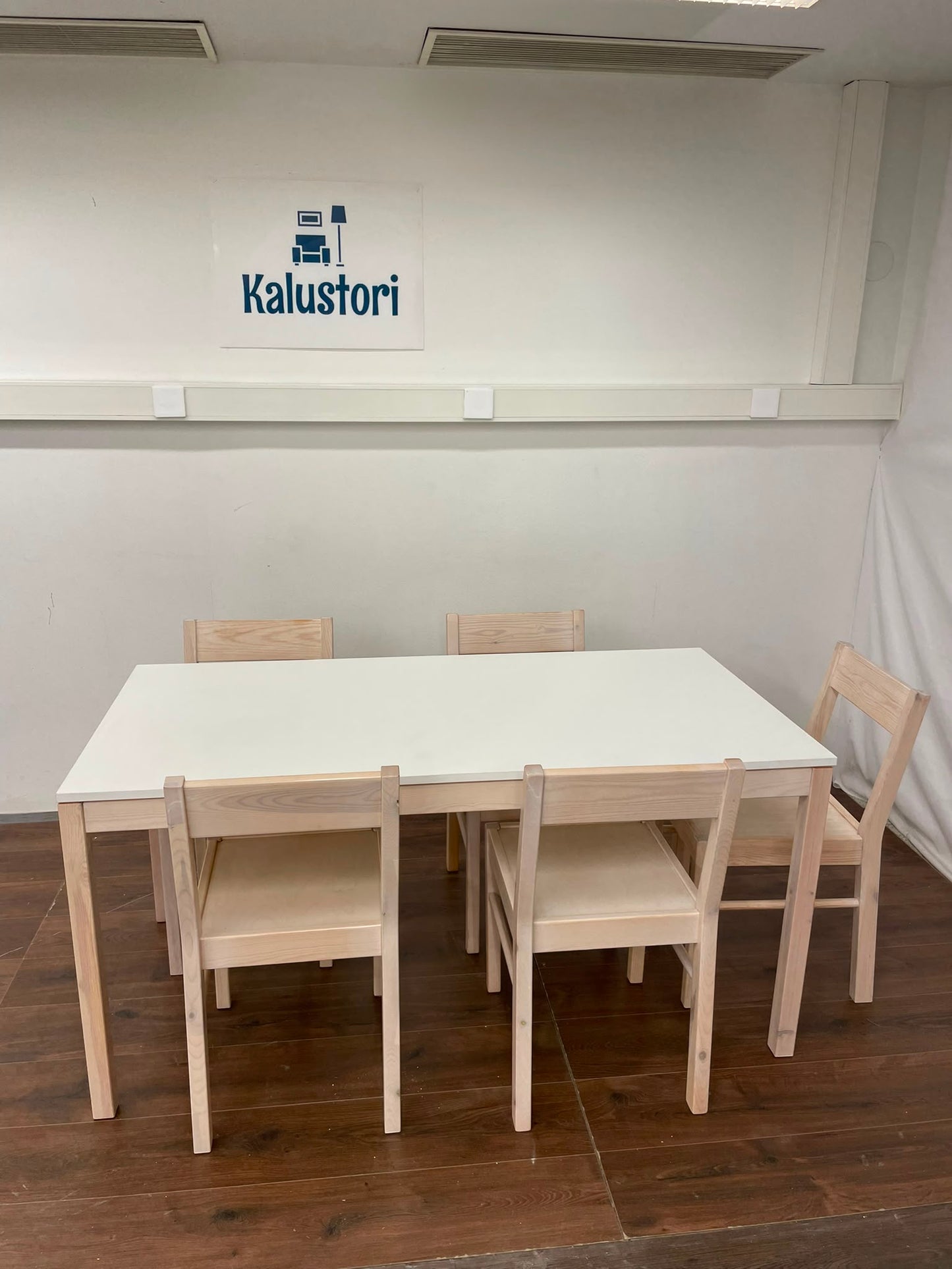 Ruokapöytä ja 5 Tuolia Kalustori
