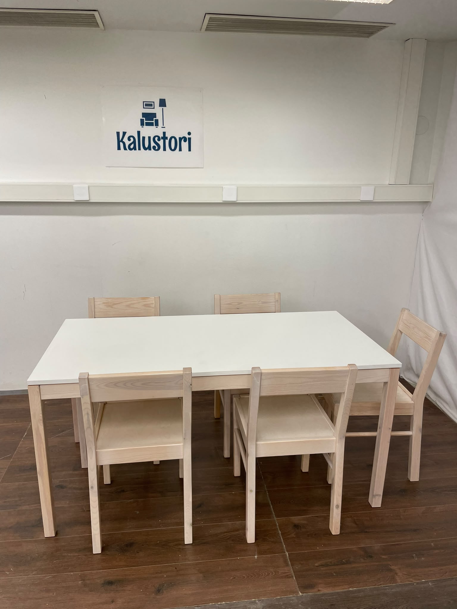 Ruokapöytä ja 5 Tuolia Kalustori