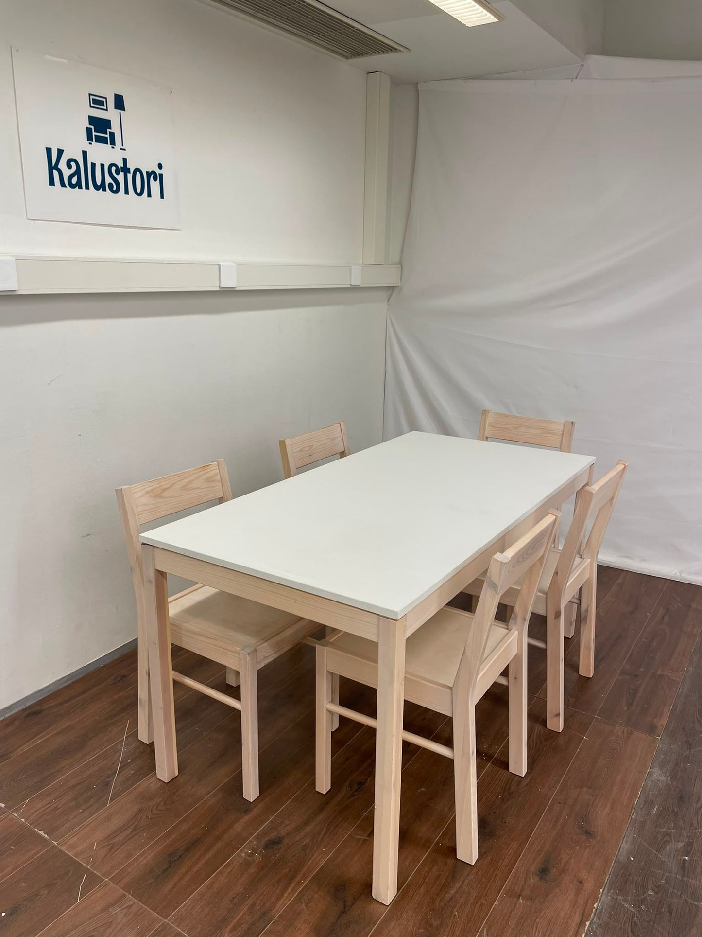 Ruokapöytä ja 5 Tuolia Kalustori