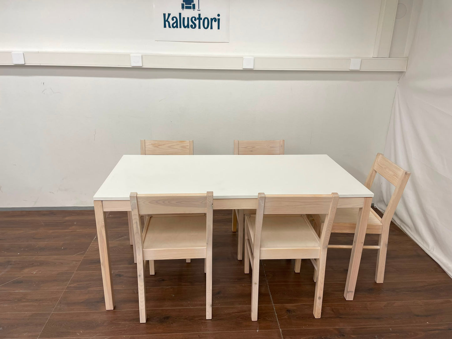 Ruokapöytä ja 5 Tuolia Kalustori