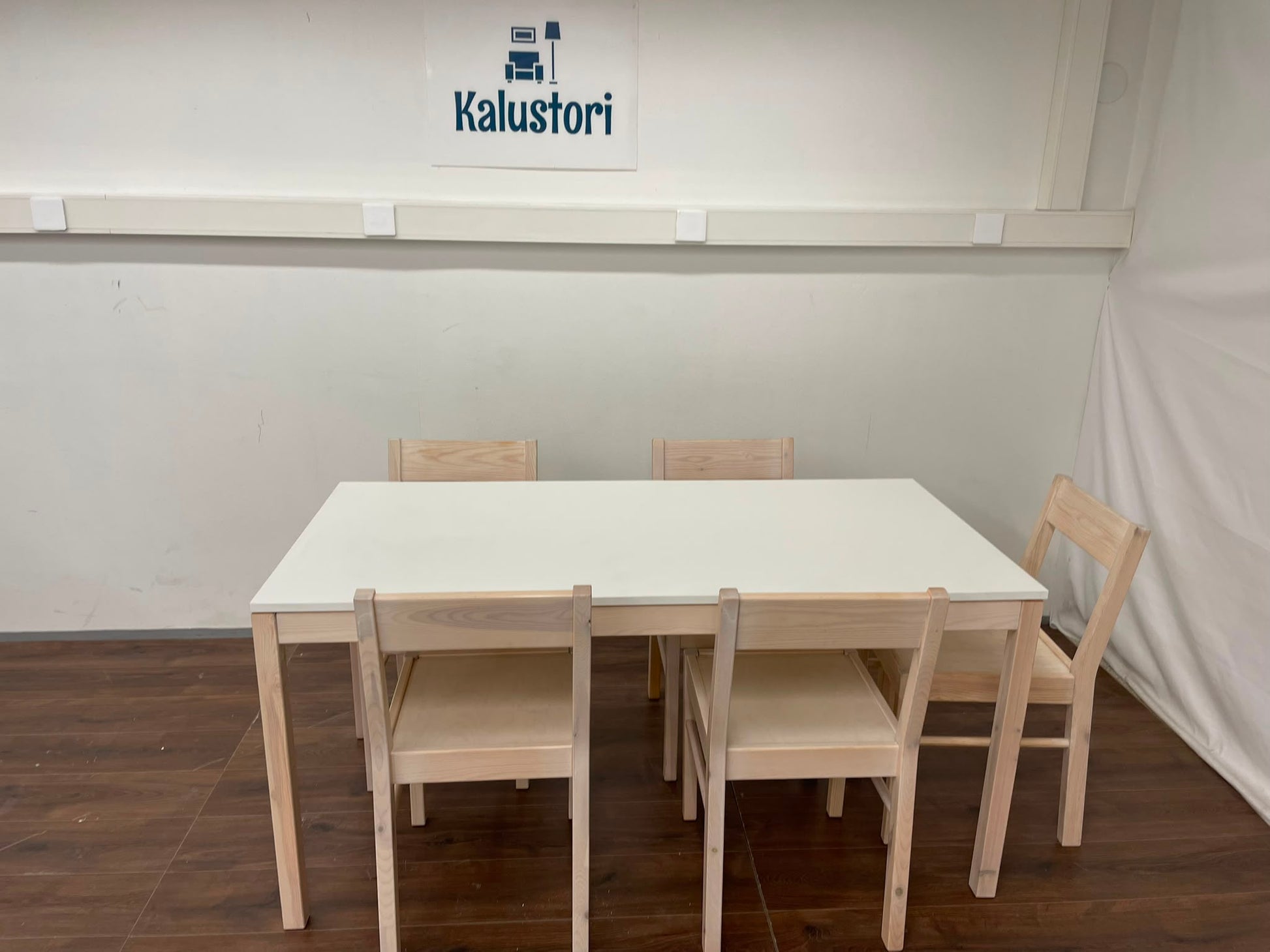 Ruokapöytä ja 5 Tuolia Kalustori
