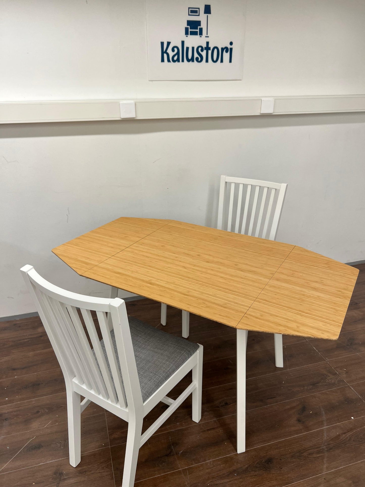 IKEA Keittiön pöytä, alaslaskettava; IKEA Näsingi verhoiltu puinen tuoli , valkoinen-tibbleby beige harmaa,2 kpl. Kalustori