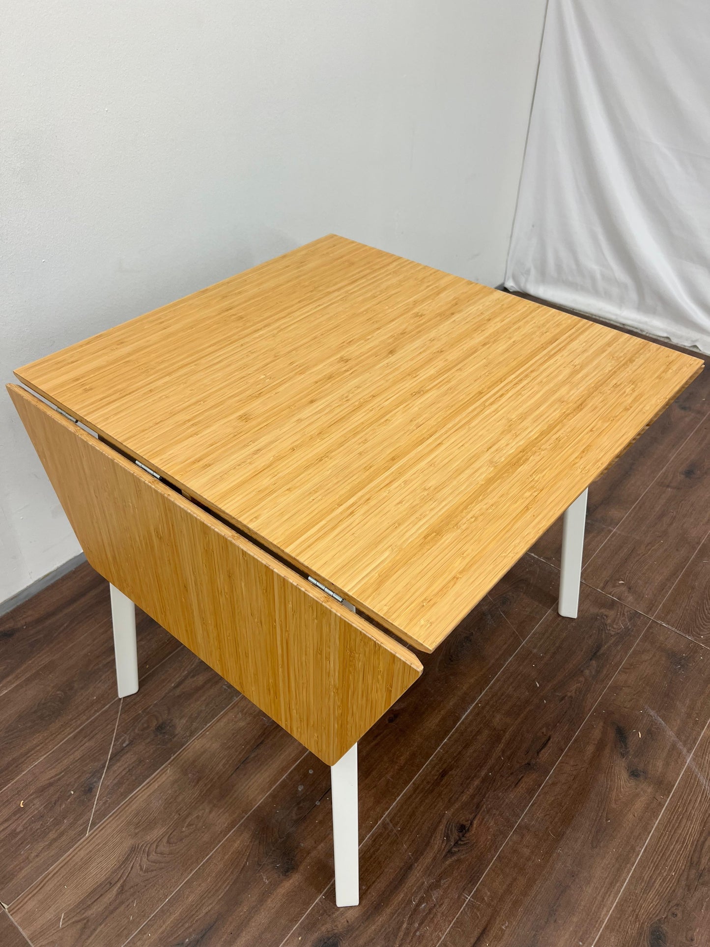 IKEA Keittiön pöytä, alaslaskettava; IKEA Näsingi verhoiltu puinen tuoli , valkoinen-tibbleby beige harmaa,2 kpl. Kalustori