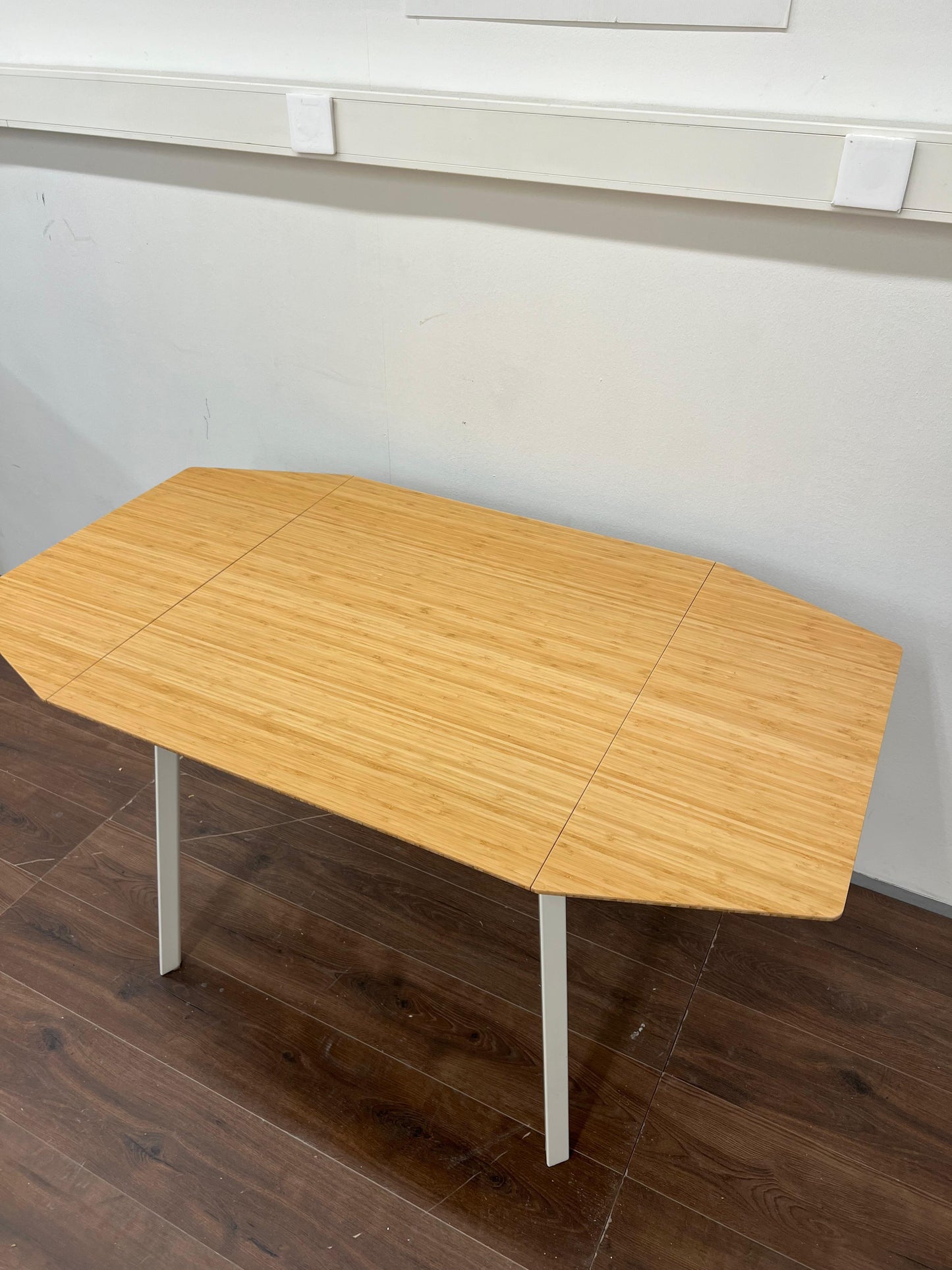 IKEA Keittiön pöytä, alaslaskettava; IKEA Näsingi verhoiltu puinen tuoli , valkoinen-tibbleby beige harmaa,2 kpl. Kalustori