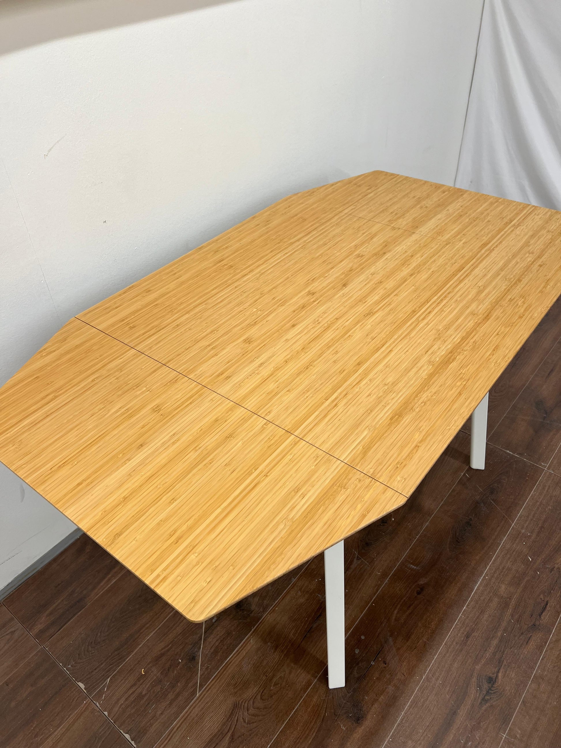 IKEA Keittiön pöytä, alaslaskettava; IKEA Näsingi verhoiltu puinen tuoli , valkoinen-tibbleby beige harmaa,2 kpl. Kalustori