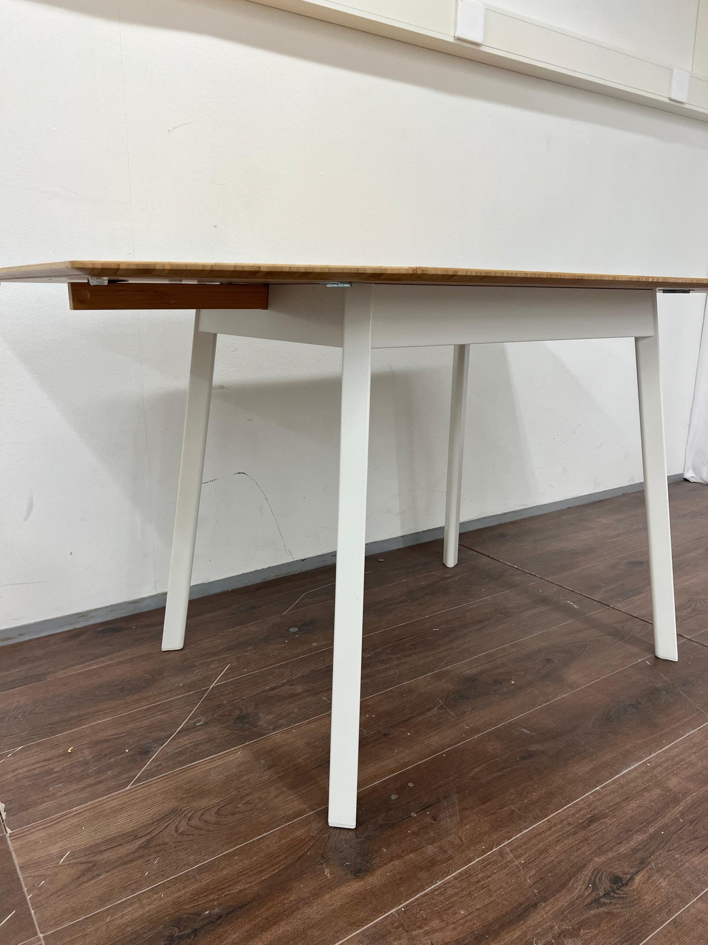 IKEA Keittiön pöytä, alaslaskettava; IKEA Näsingi verhoiltu puinen tuoli , valkoinen-tibbleby beige harmaa,2 kpl. Kalustori