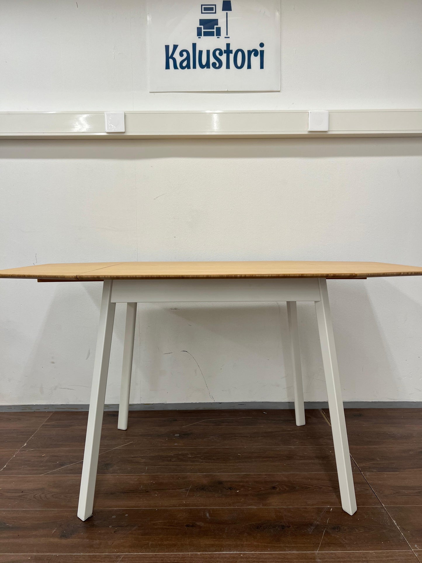 IKEA Keittiön pöytä, alaslaskettava; IKEA Näsingi verhoiltu puinen tuoli , valkoinen-tibbleby beige harmaa,2 kpl. Kalustori
