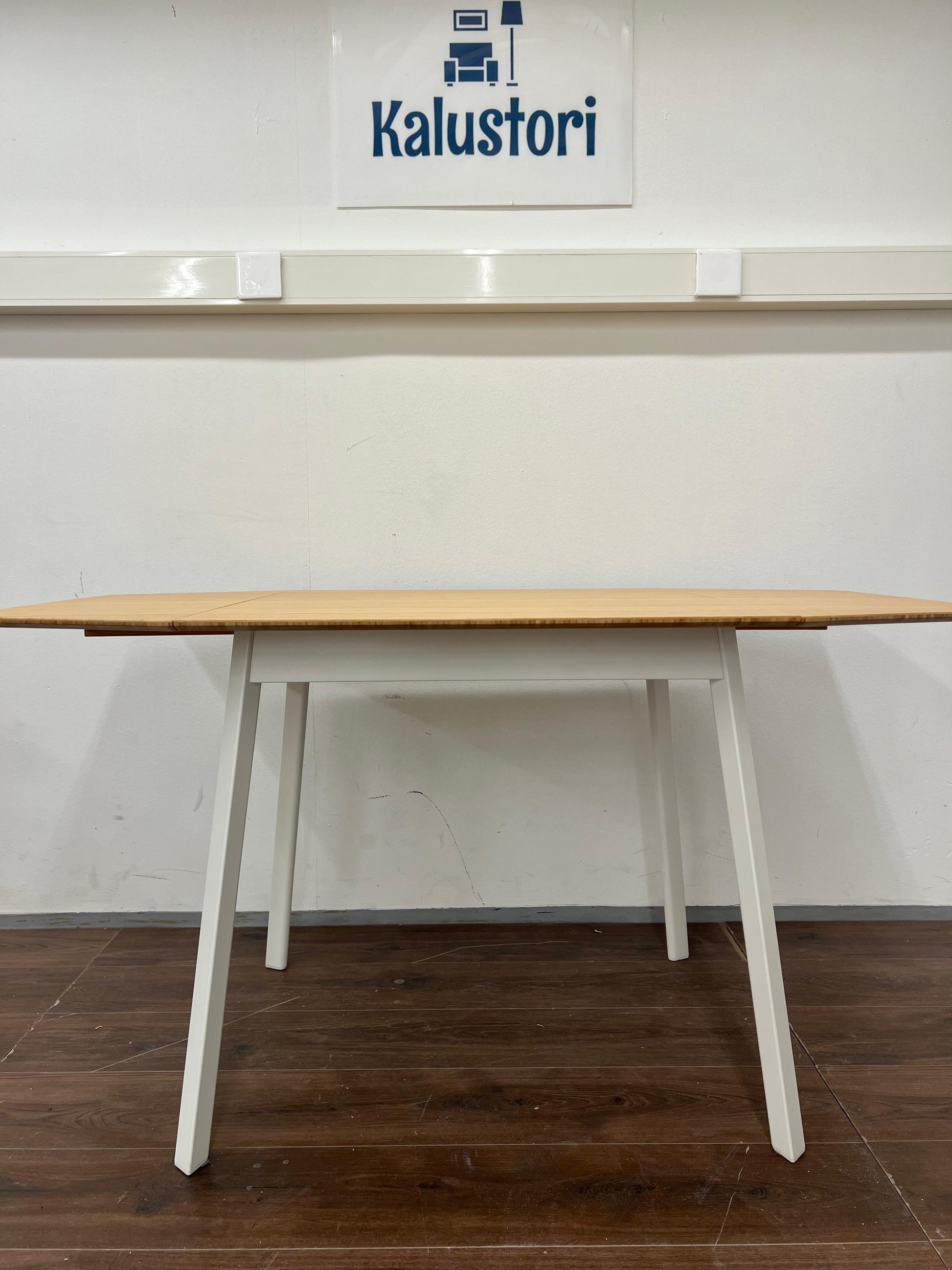 IKEA Keittiön pöytä, alaslaskettava; IKEA Näsingi verhoiltu puinen tuoli , valkoinen-tibbleby beige harmaa,2 kpl. Kalustori