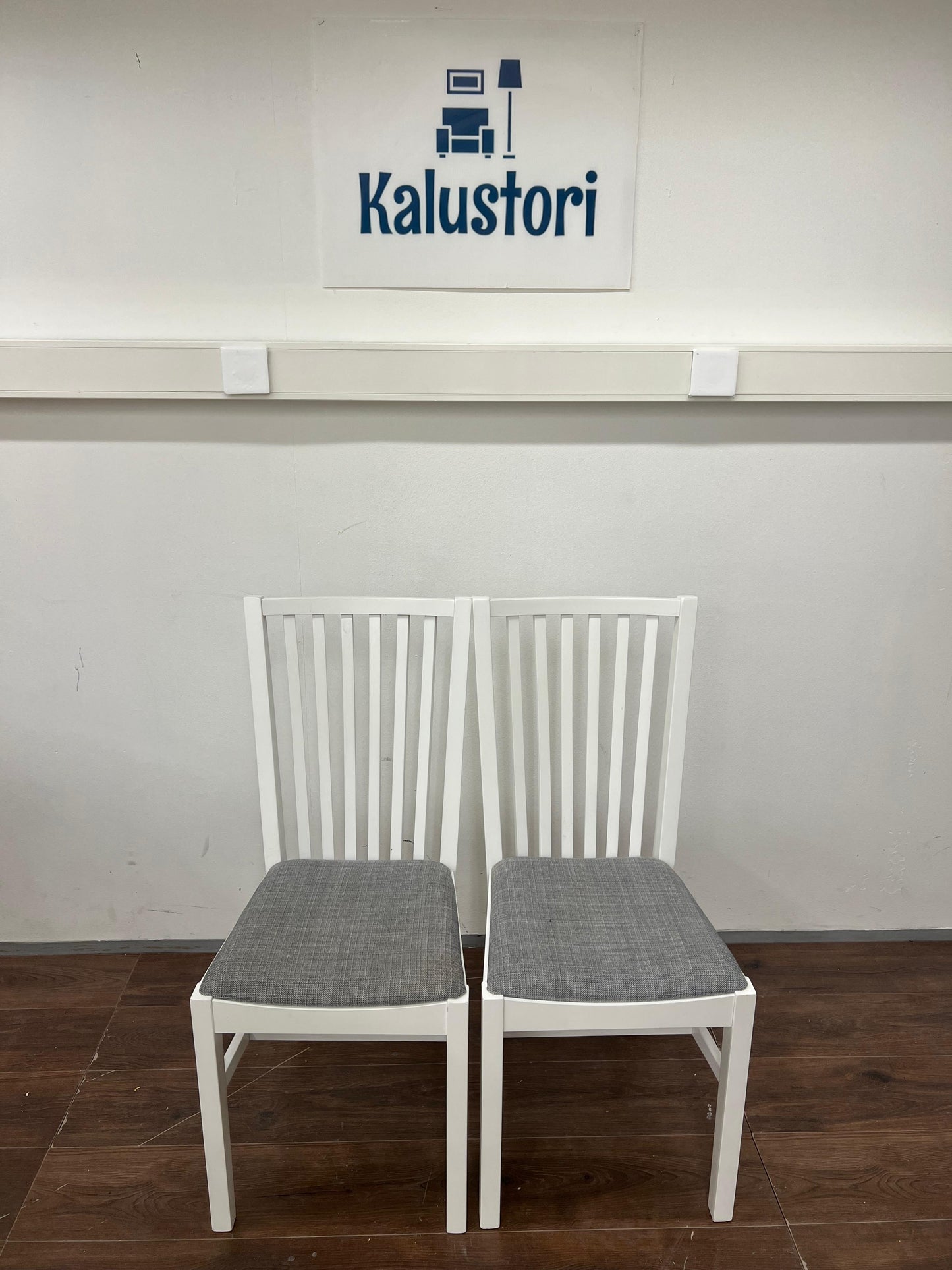 IKEA Keittiön pöytä, alaslaskettava; IKEA Näsingi verhoiltu puinen tuoli , valkoinen-tibbleby beige harmaa,2 kpl. Kalustori