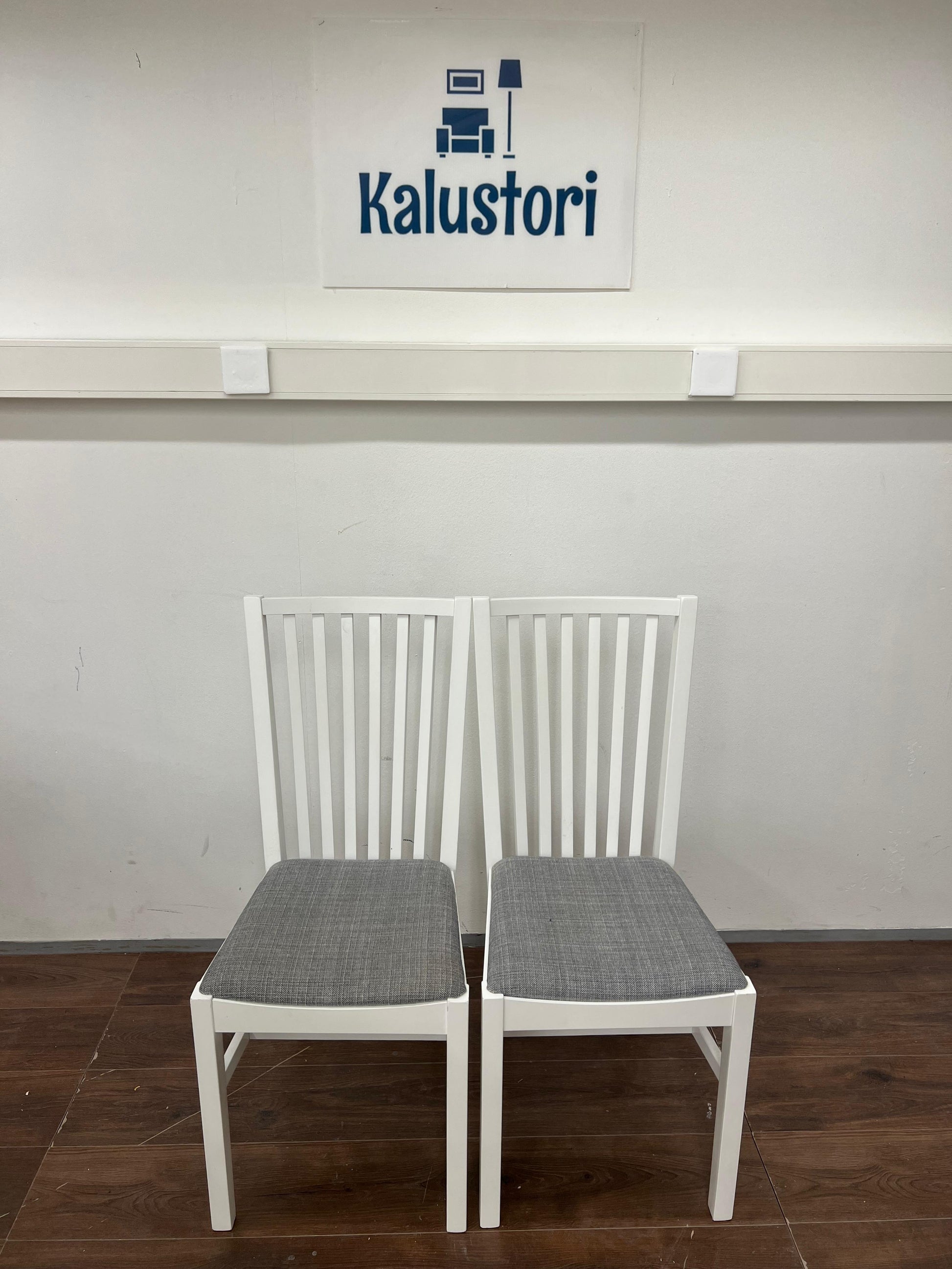 IKEA Keittiön pöytä, alaslaskettava; IKEA Näsingi verhoiltu puinen tuoli , valkoinen-tibbleby beige harmaa,2 kpl. Kalustori