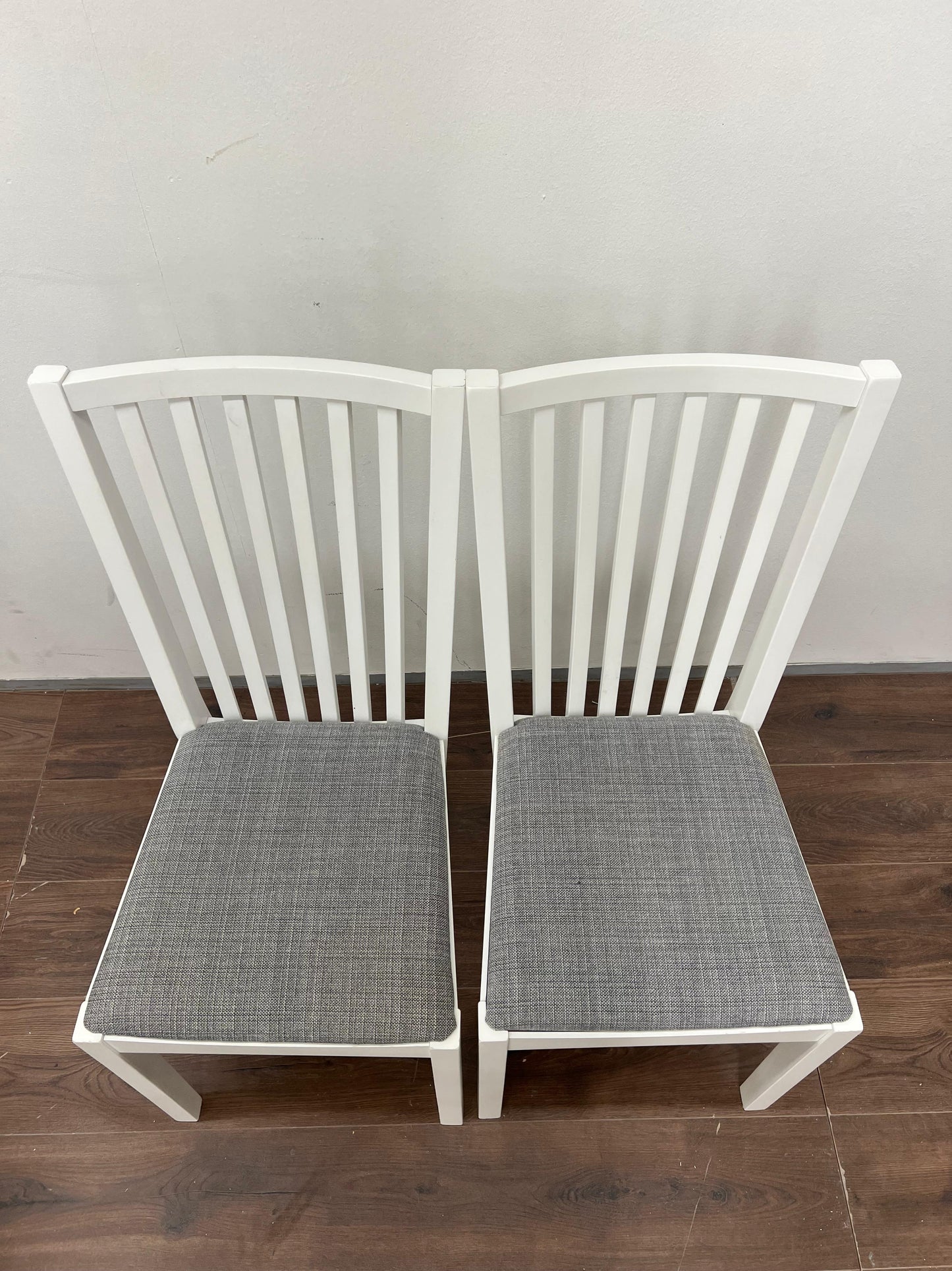 IKEA Keittiön pöytä, alaslaskettava; IKEA Näsingi verhoiltu puinen tuoli , valkoinen-tibbleby beige harmaa,2 kpl. Kalustori