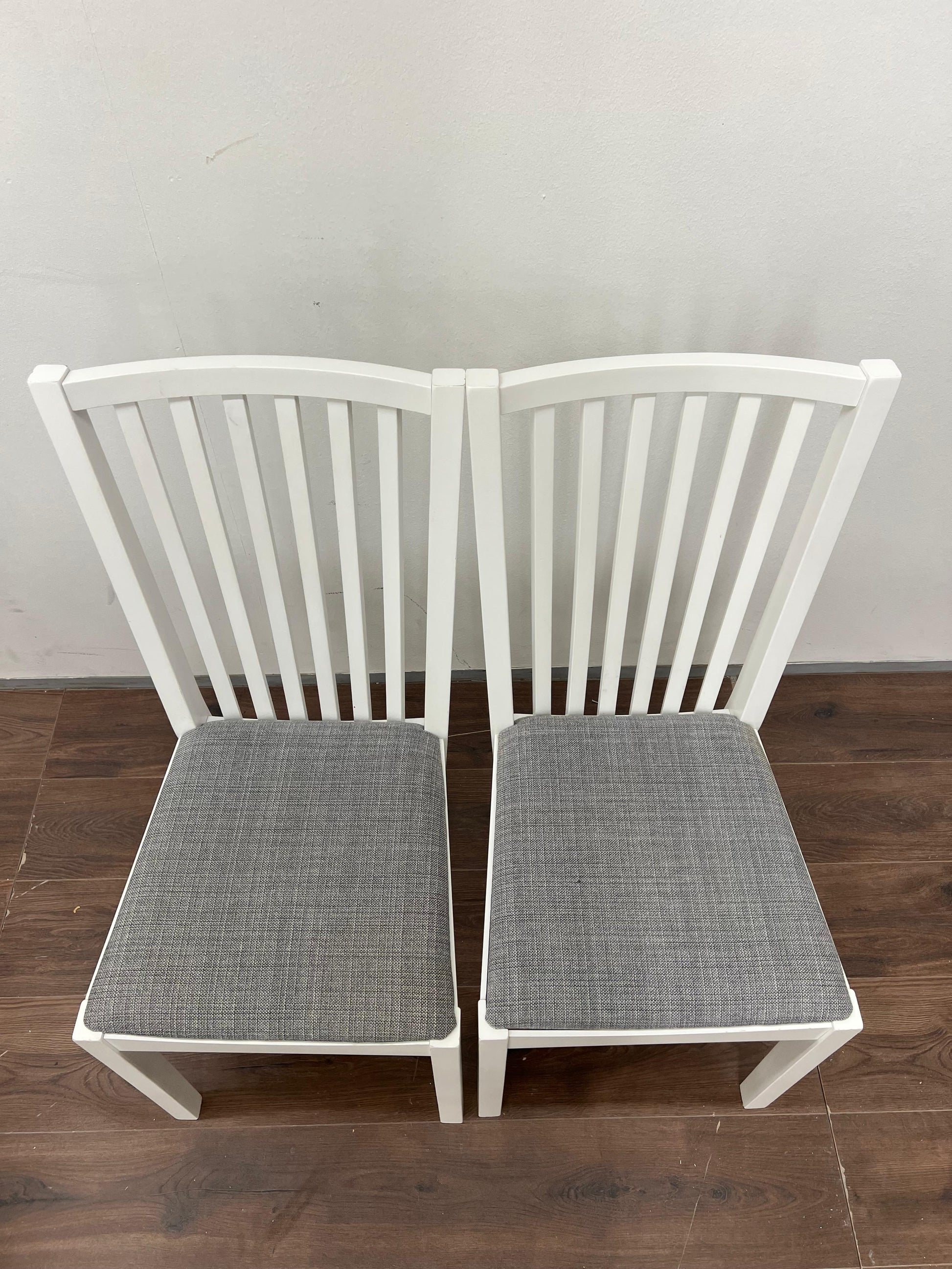 IKEA Keittiön pöytä, alaslaskettava; IKEA Näsingi verhoiltu puinen tuoli , valkoinen-tibbleby beige harmaa,2 kpl. Kalustori