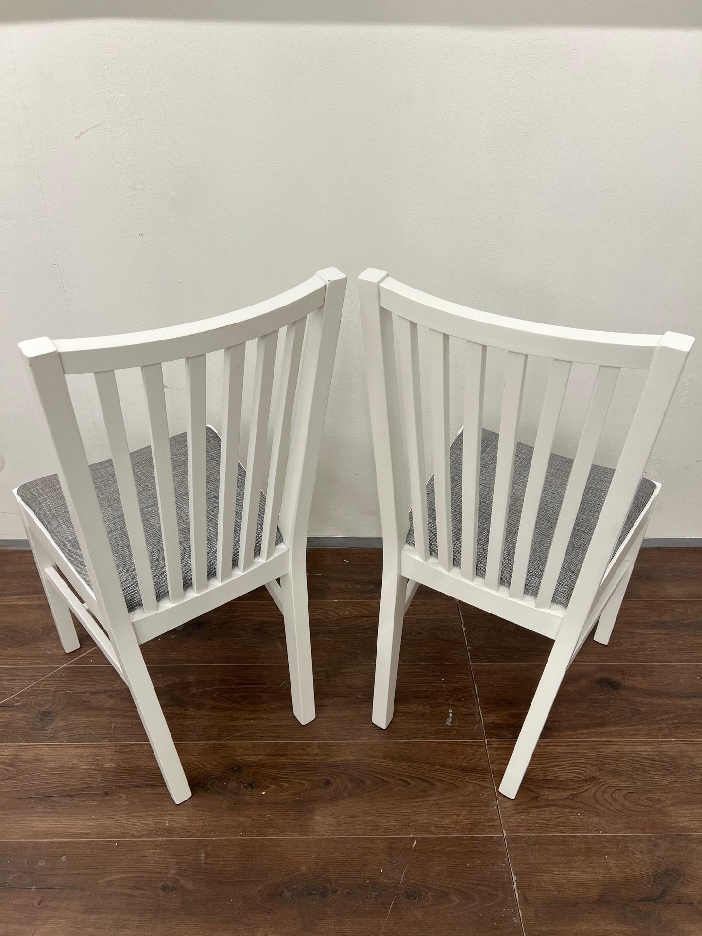 IKEA Keittiön pöytä, alaslaskettava; IKEA Näsingi verhoiltu puinen tuoli , valkoinen-tibbleby beige harmaa,2 kpl. Kalustori