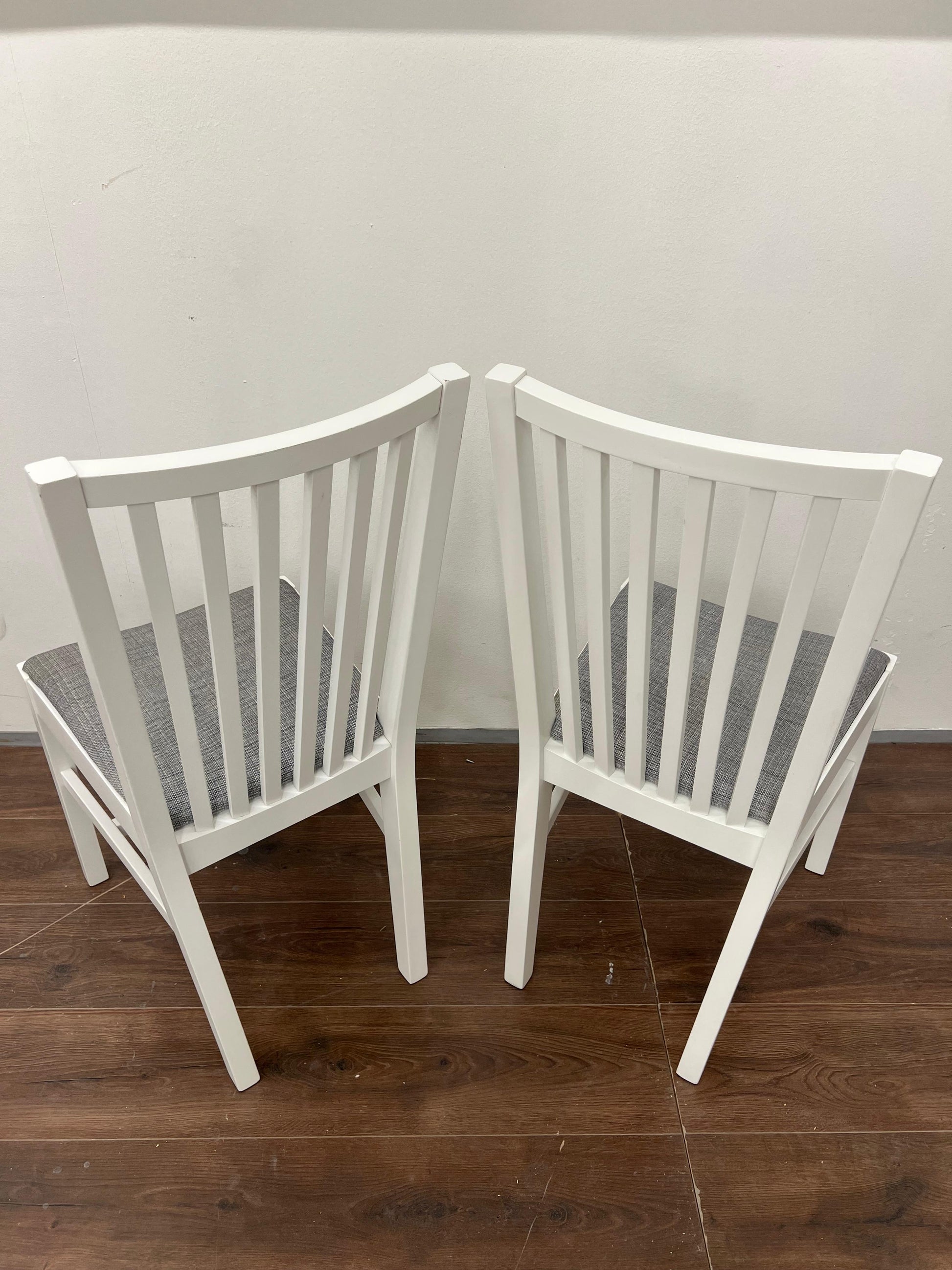 IKEA Keittiön pöytä, alaslaskettava; IKEA Näsingi verhoiltu puinen tuoli , valkoinen-tibbleby beige harmaa,2 kpl. Kalustori