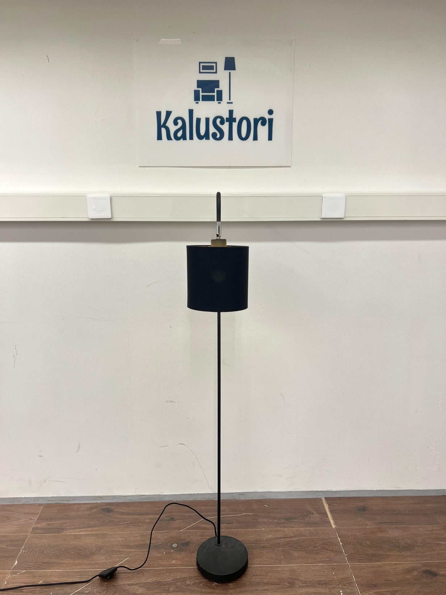 Kaareva lattiavalaisin musta/kulta Kalustori