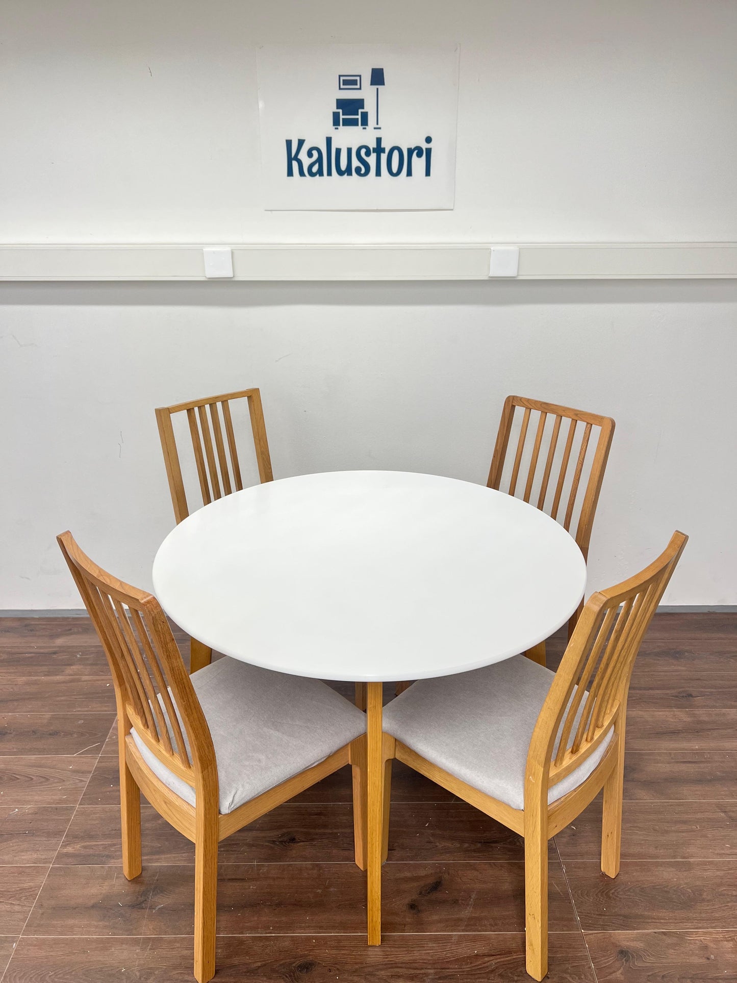 Jysk Jegind Pyöreä ruokapöytä ja 4 Ikea Ekadalen tuolit Kalustori