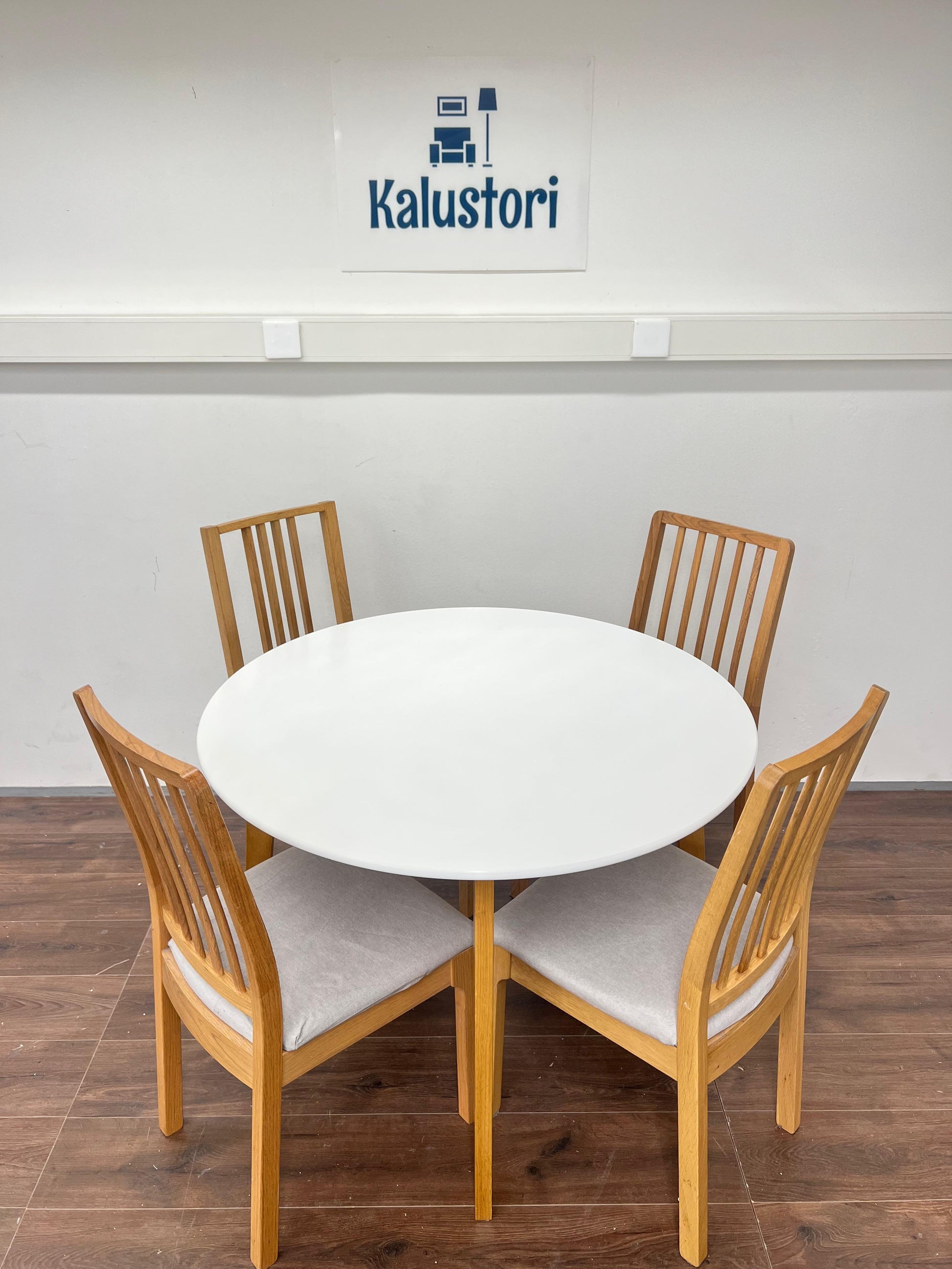 Jysk Jegind Pyöreä ruokapöytä ja 4 Ikea Ekadalen tuolit Kalustori