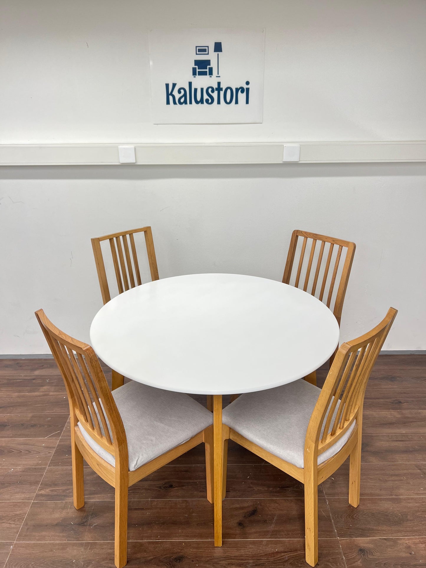 Jysk Jegind Pyöreä ruokapöytä ja 4 Ikea Ekadalen tuolit Kalustori