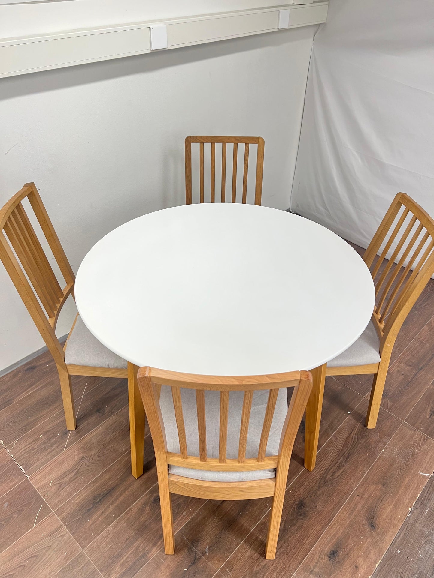 Jysk Jegind Pyöreä ruokapöytä ja 4 Ikea Ekadalen tuolit Kalustori