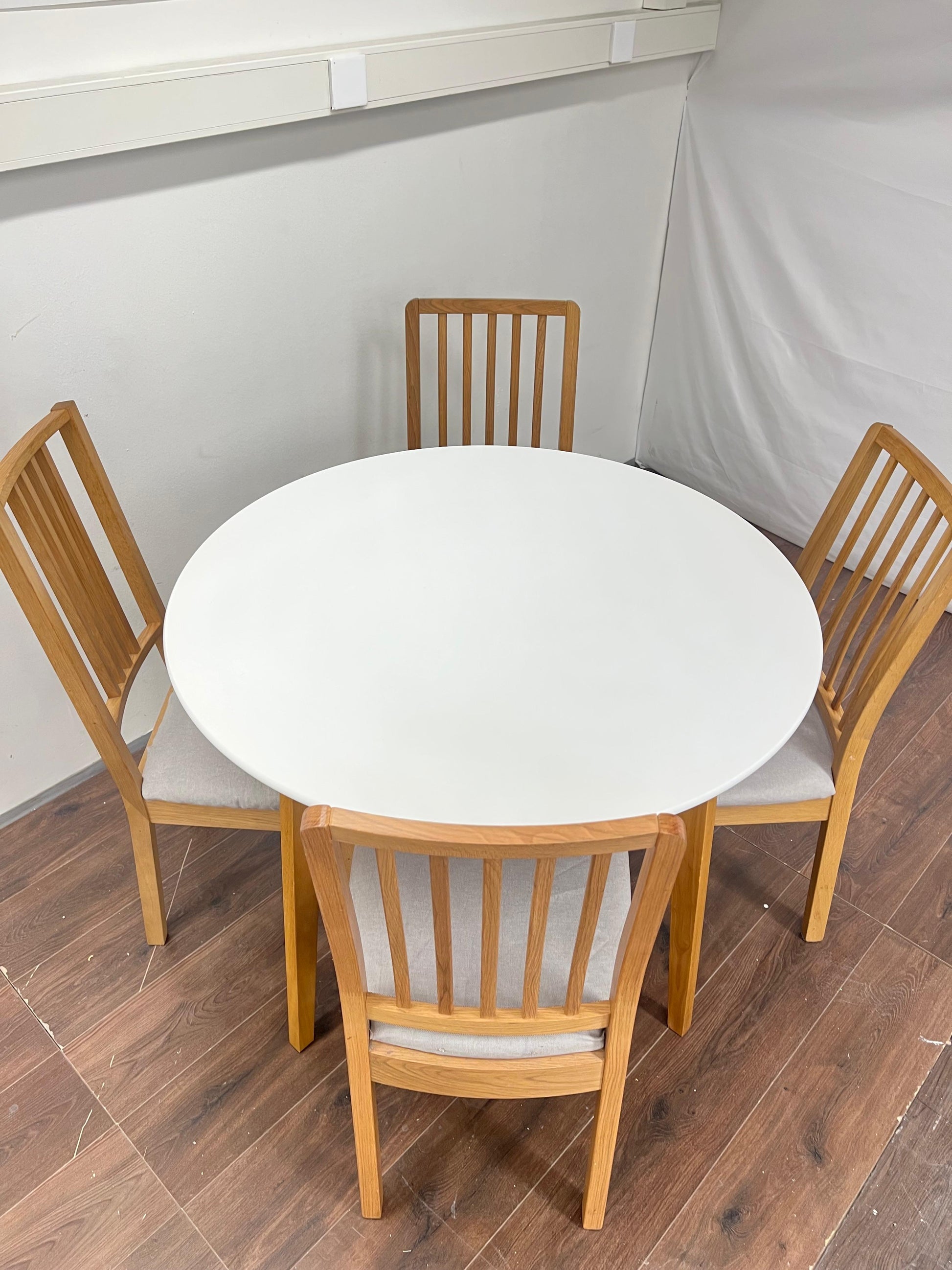 Jysk Jegind Pyöreä ruokapöytä ja 4 Ikea Ekadalen tuolit Kalustori