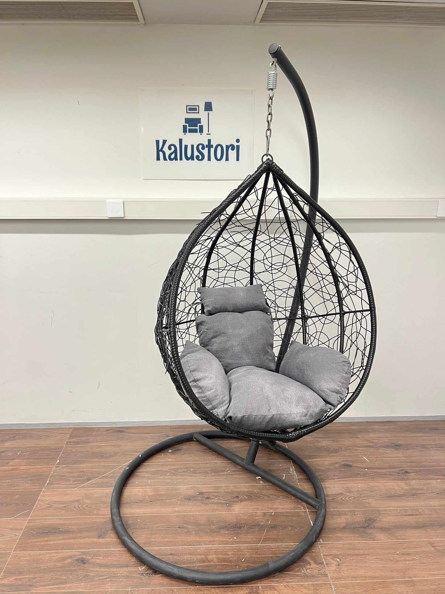 Musta ja harmaa ulkokeinu Kalustori