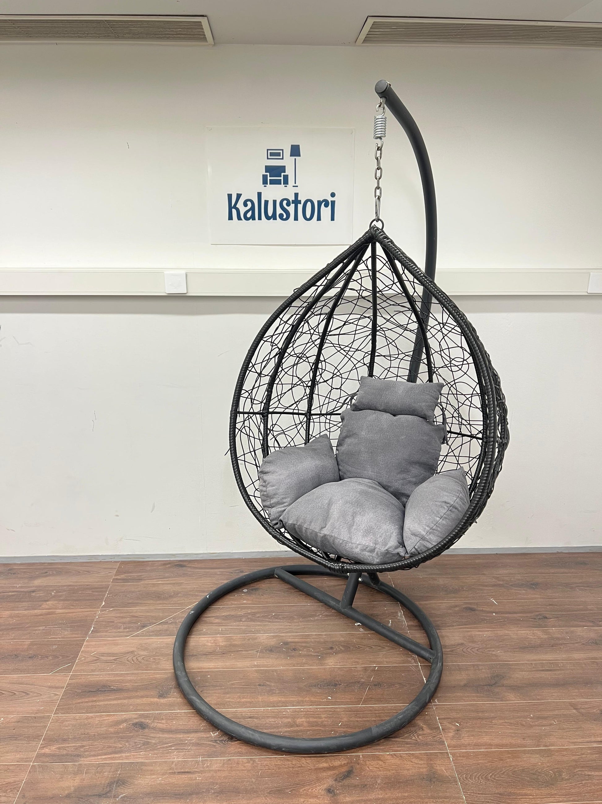 Musta ja harmaa ulkokeinu Kalustori
