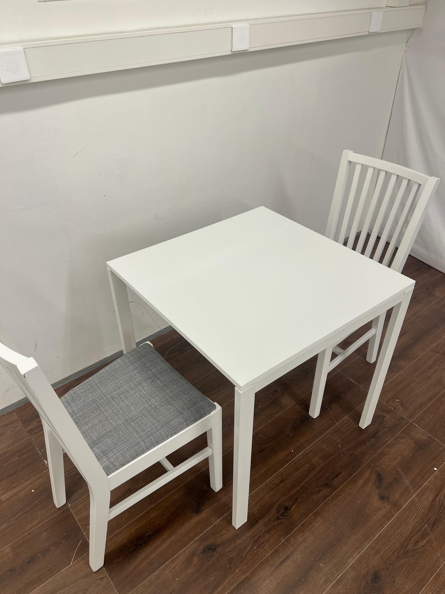 Ikea Näsingi keittiön pöytäsetti , valkoinen-Tibbleby/harmaa, 2 tuolia, kiinteä, 80x60 cm Kalustori